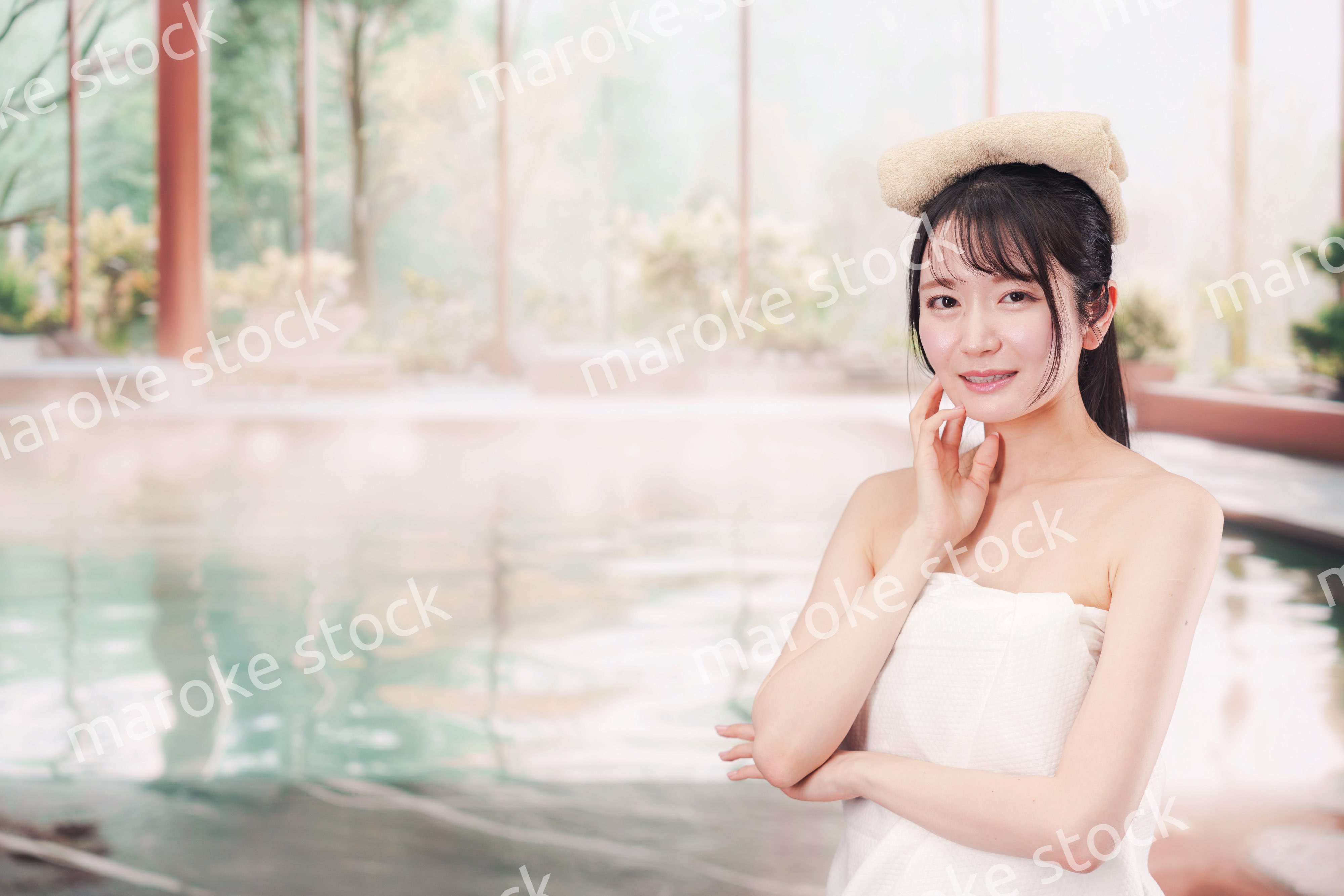 温泉でゆっくりとリラックスをする若い女性