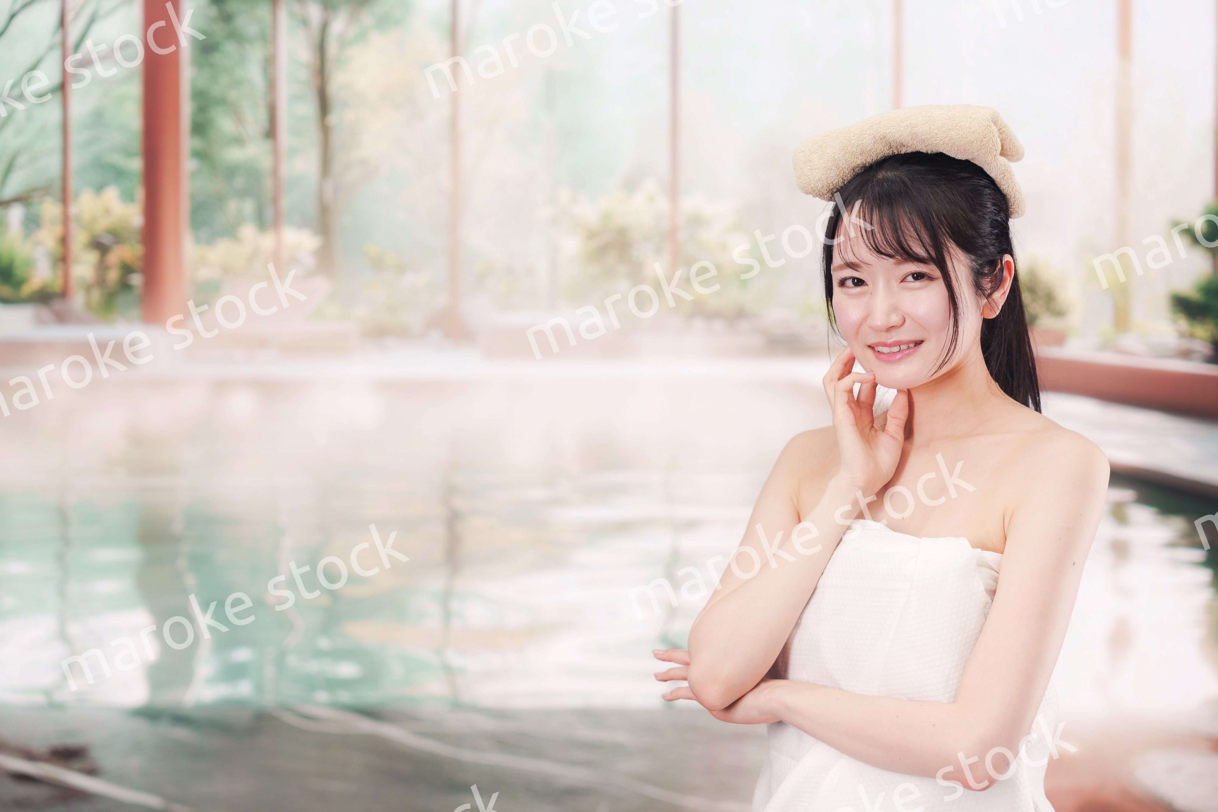 温泉でゆっくりとリラックスをする若い女性