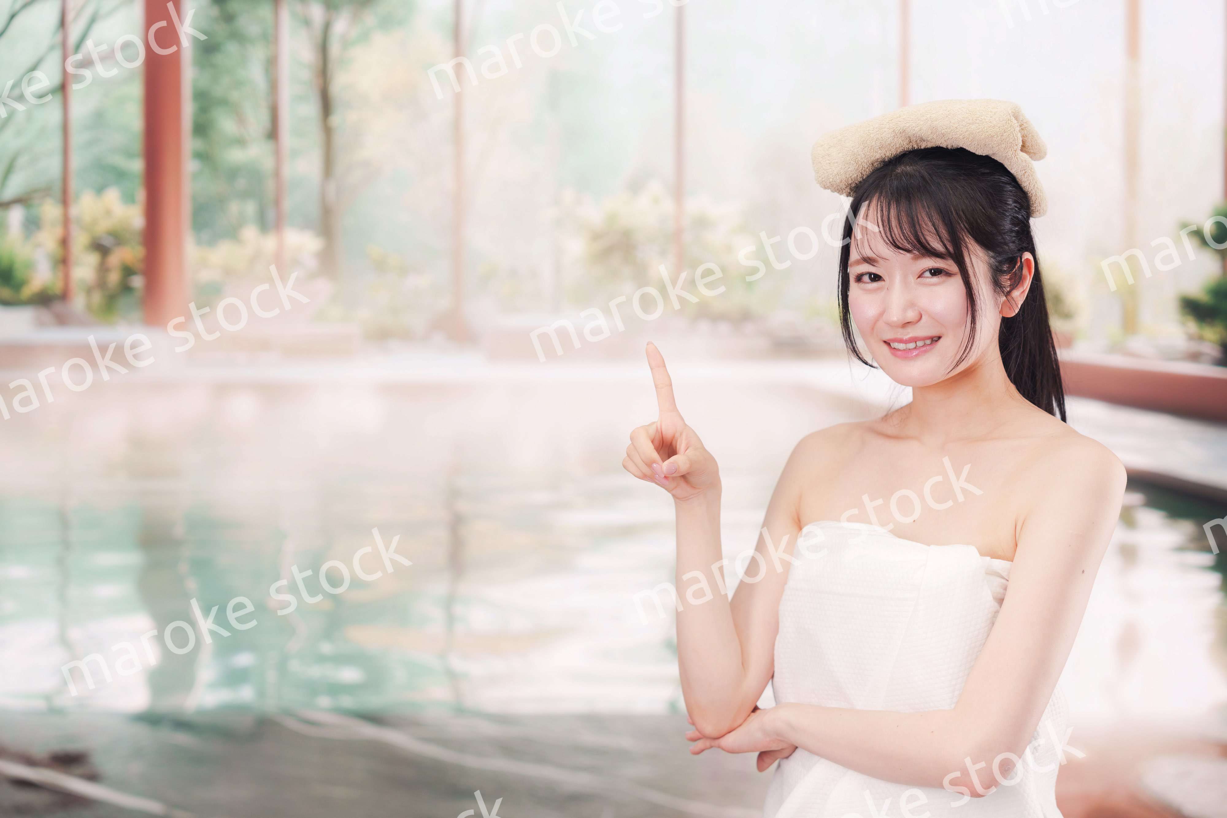 温泉でゆっくりとリラックスをする若い女性