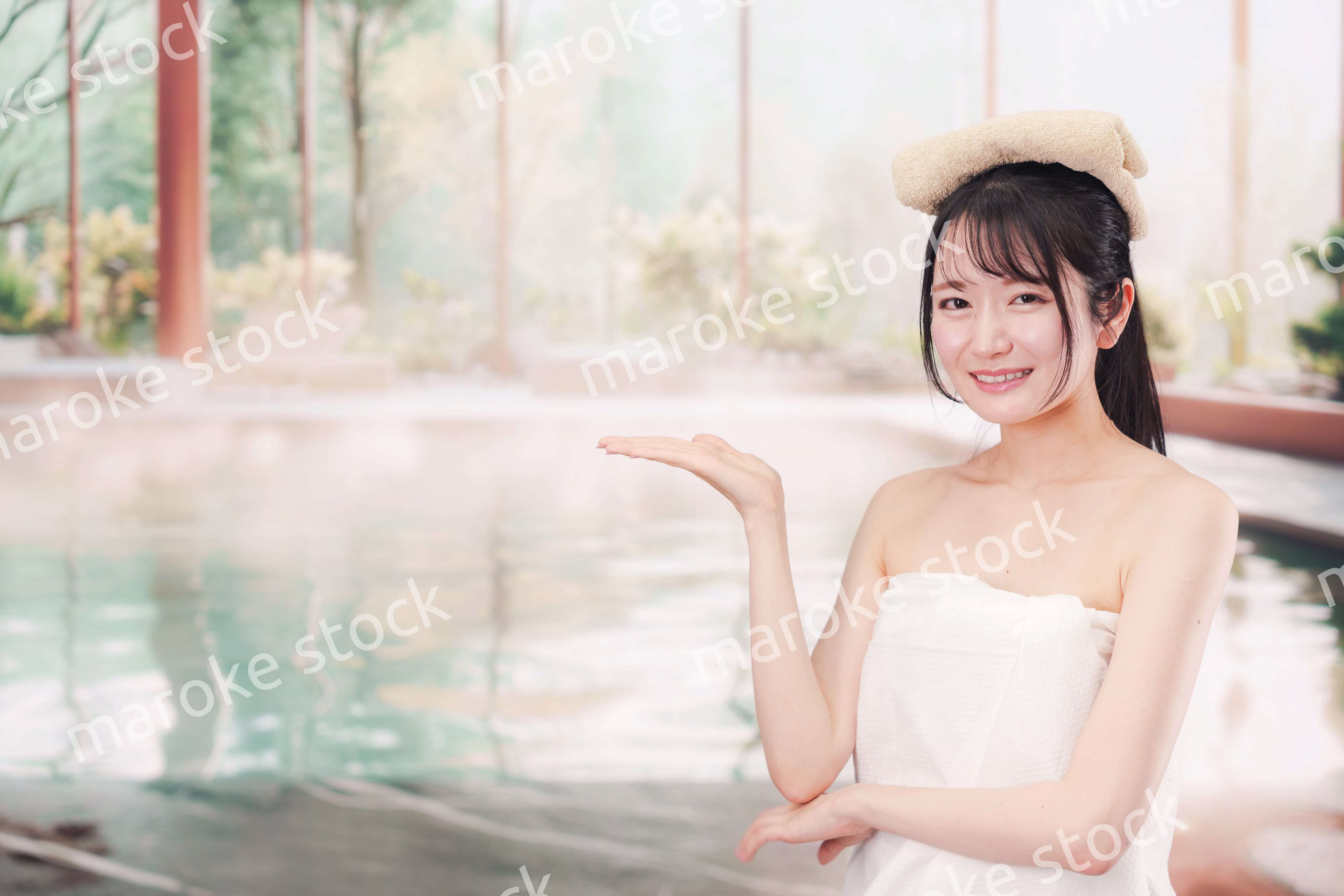 温泉でゆっくりとリラックスをする若い女性