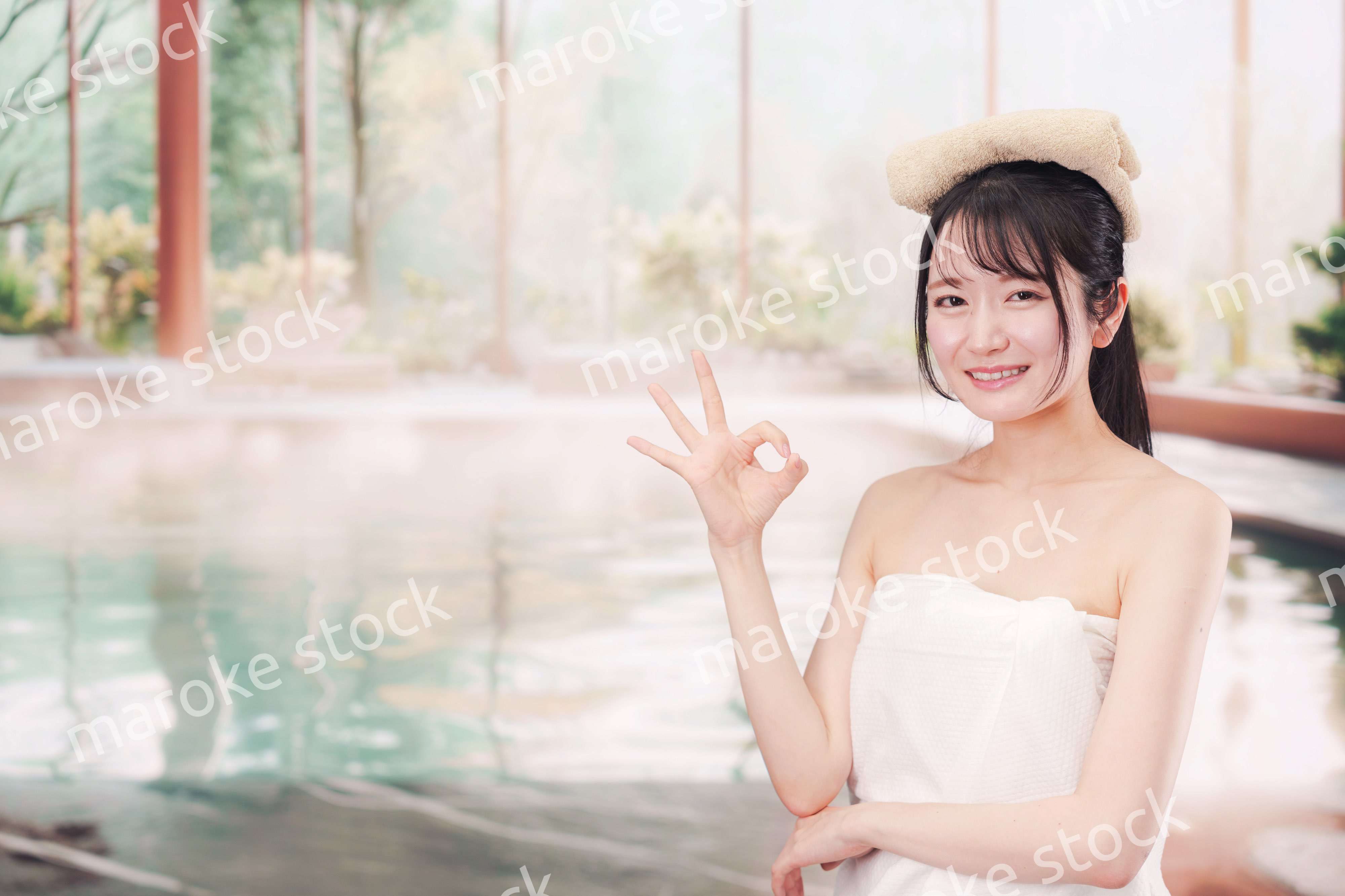 温泉でゆっくりとリラックスをする若い女性