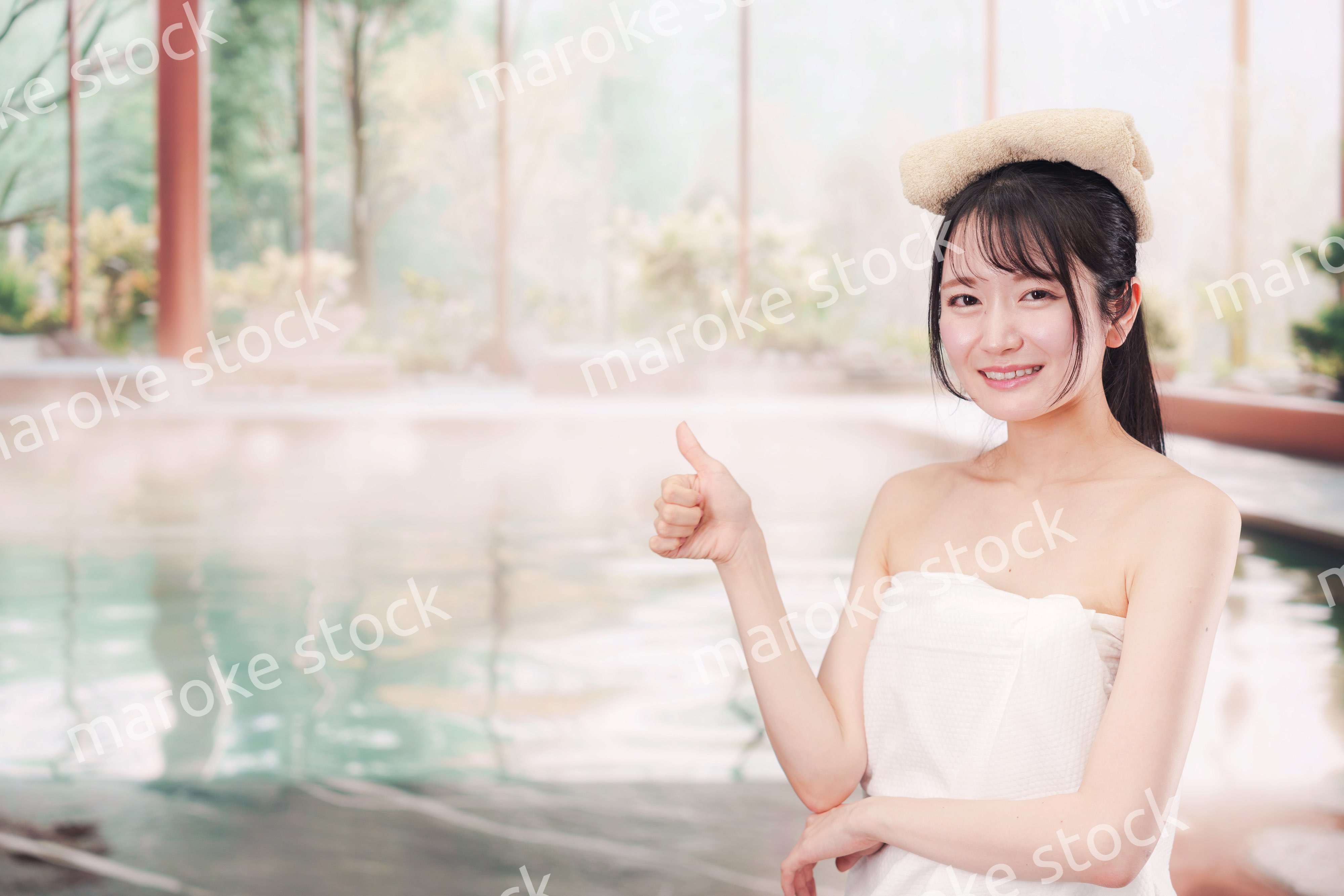 温泉でゆっくりとリラックスをする若い女性