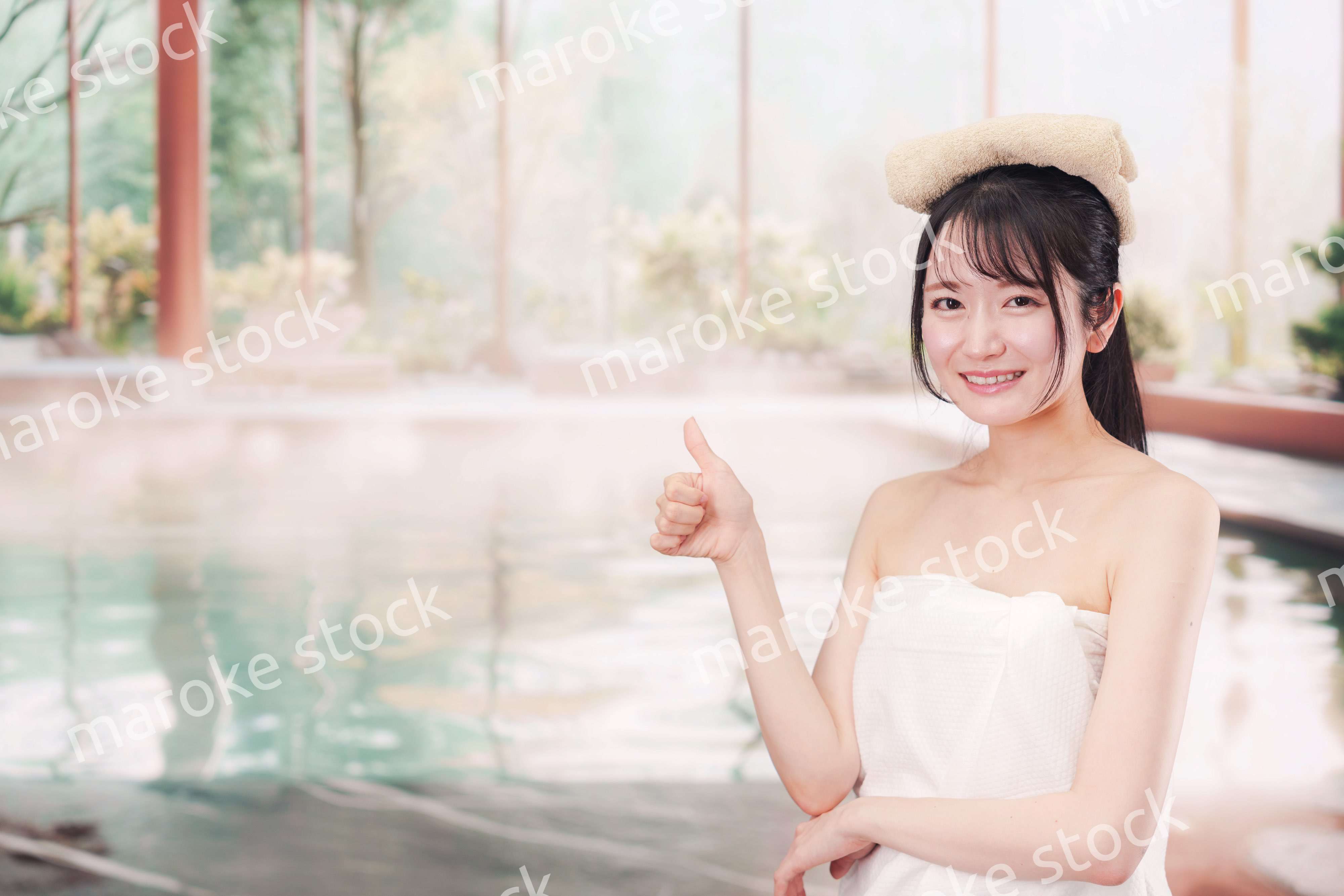 温泉でゆっくりとリラックスをする若い女性