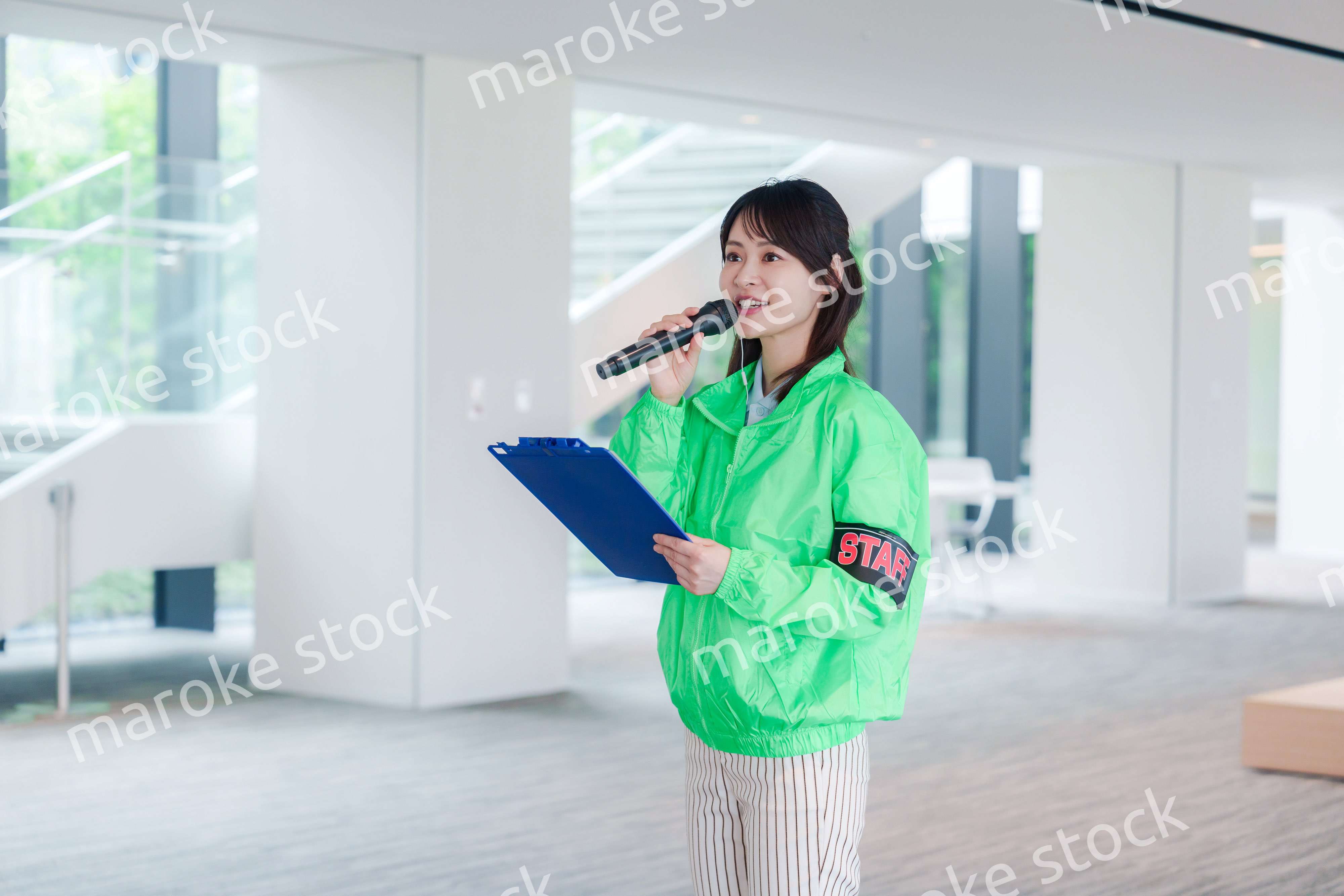 笑顔で案内をするイベントスタッフ