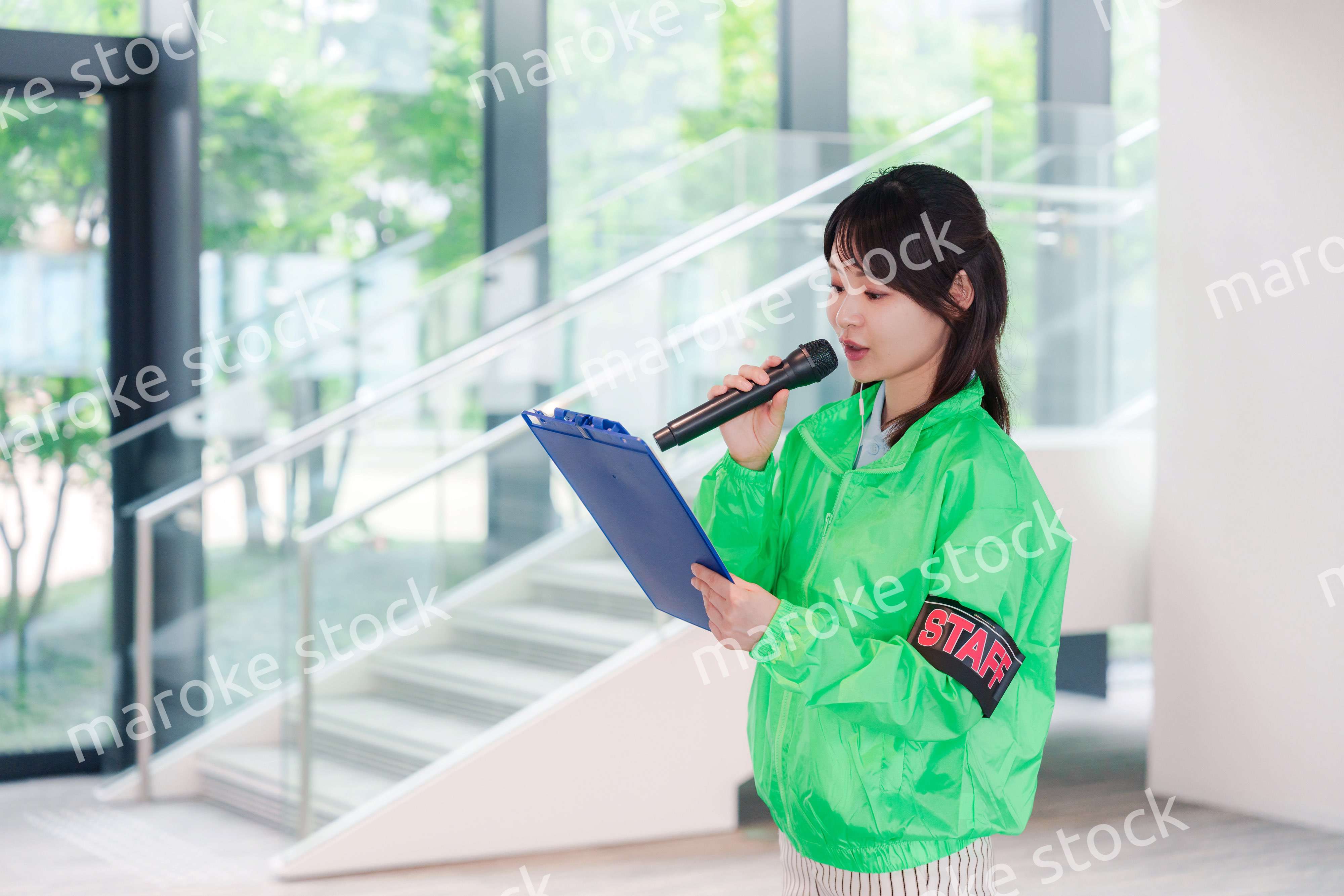 笑顔で案内をするイベントスタッフ