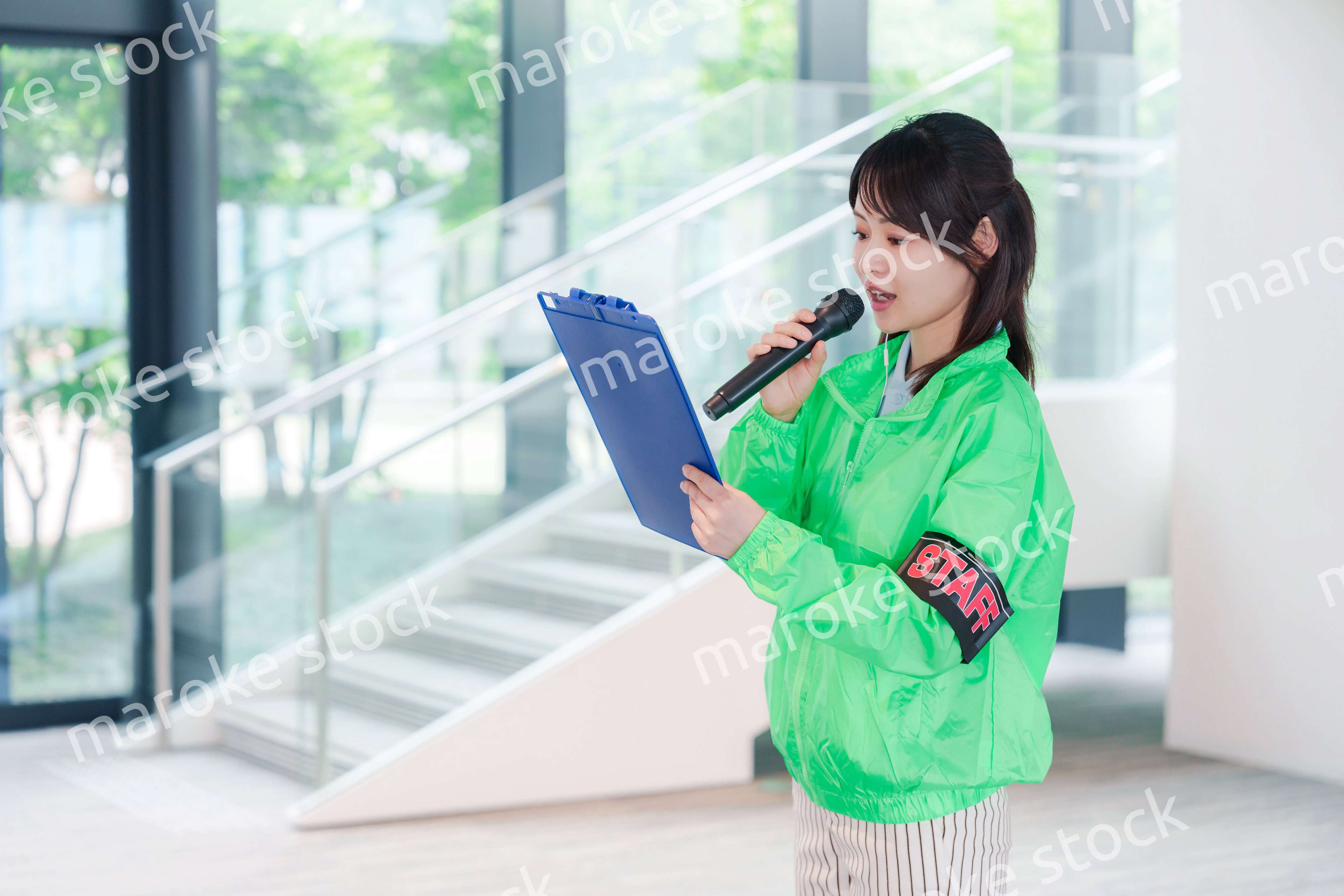 笑顔で案内をするイベントスタッフ