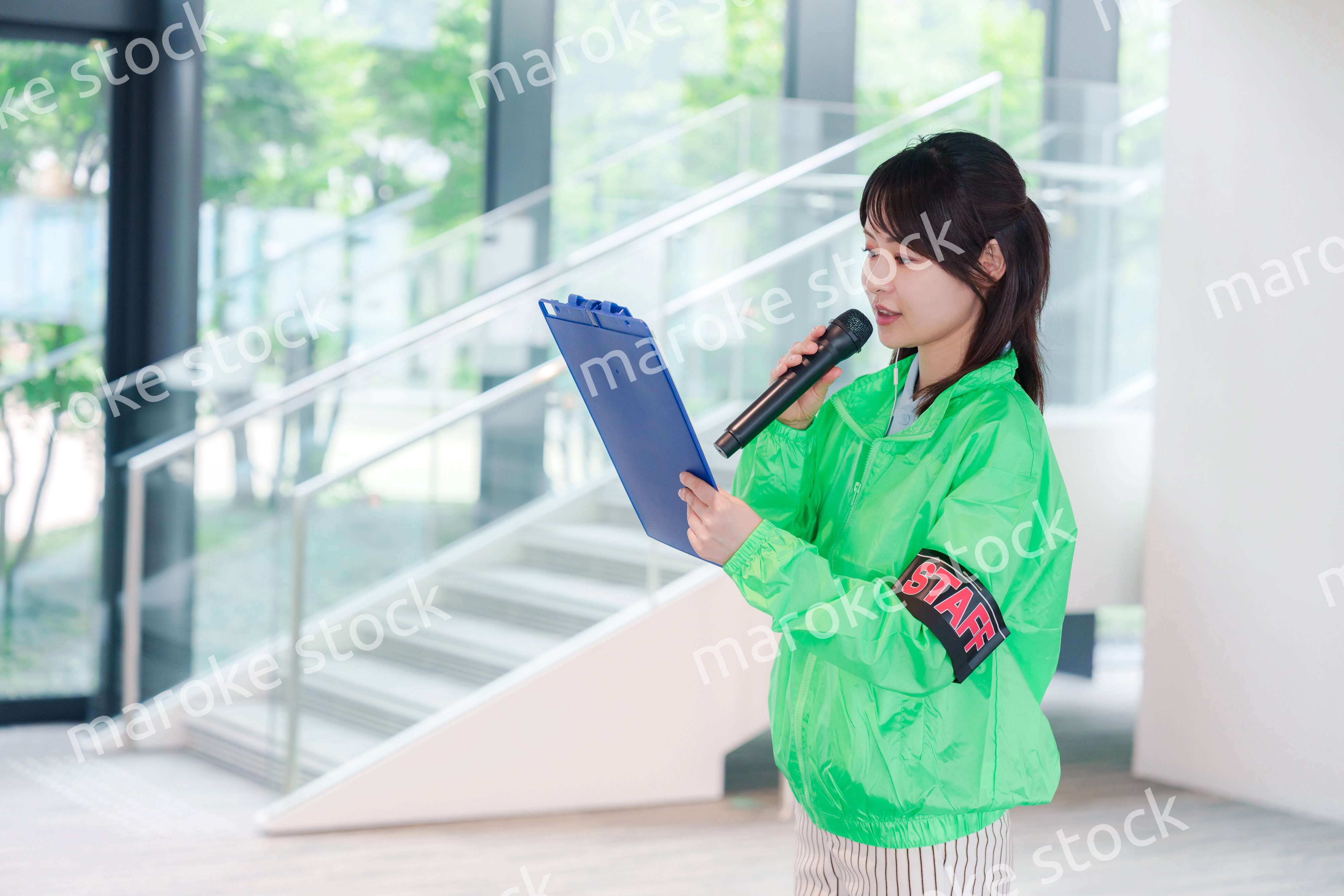 笑顔で案内をするイベントスタッフ