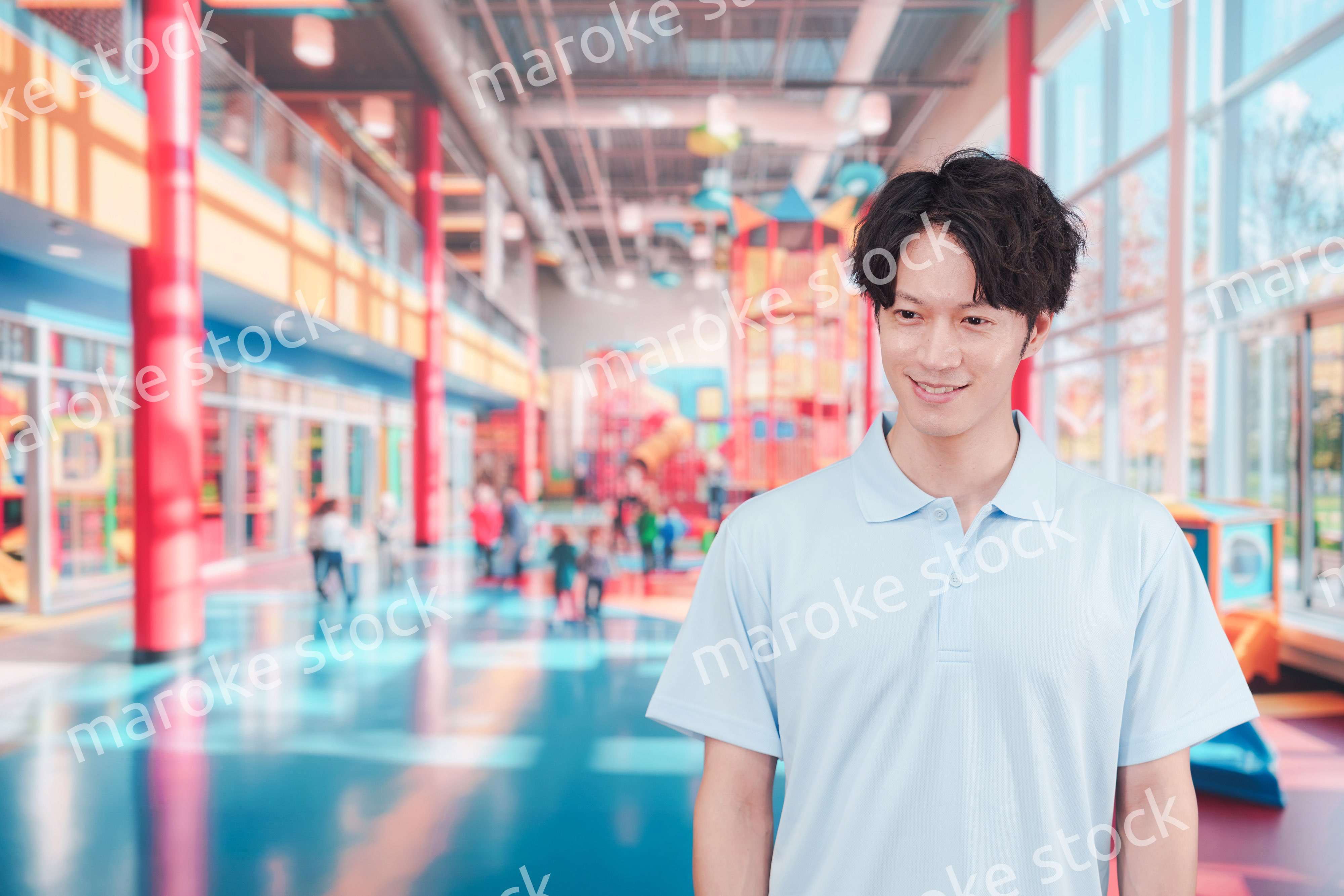 キッズスペースで働く若い男性