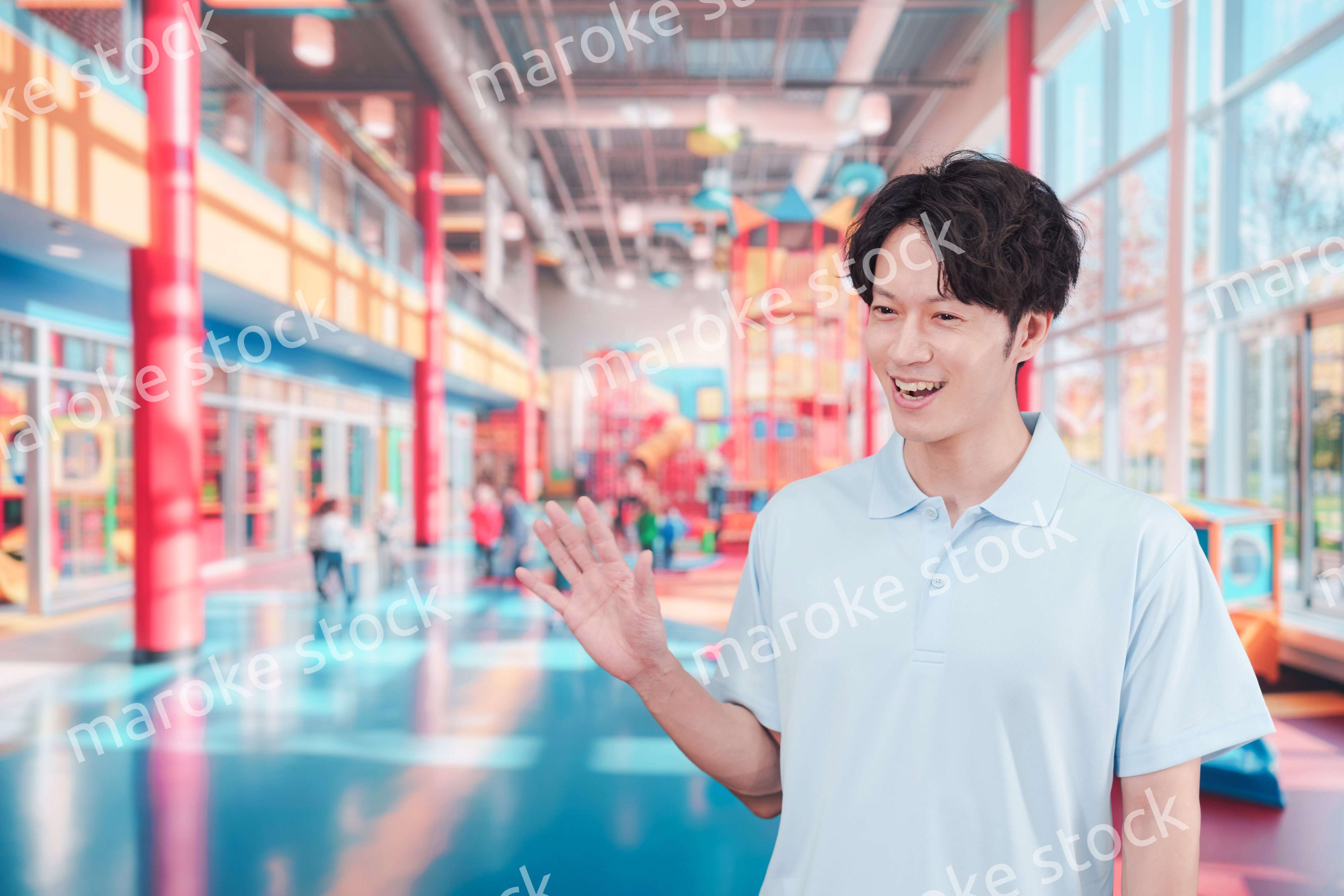 キッズスペースで働く若い男性