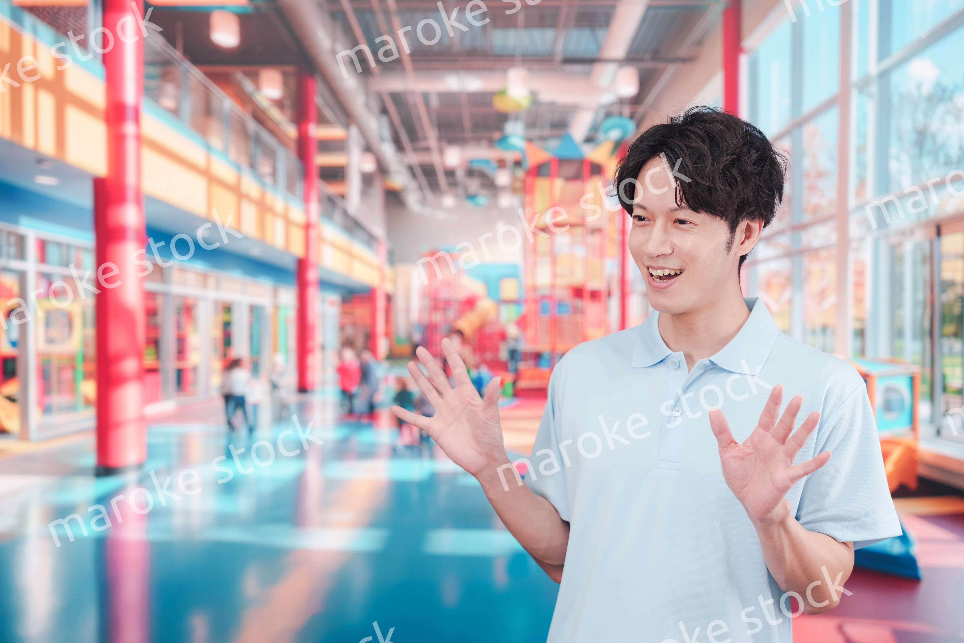 キッズスペースで働く若い男性