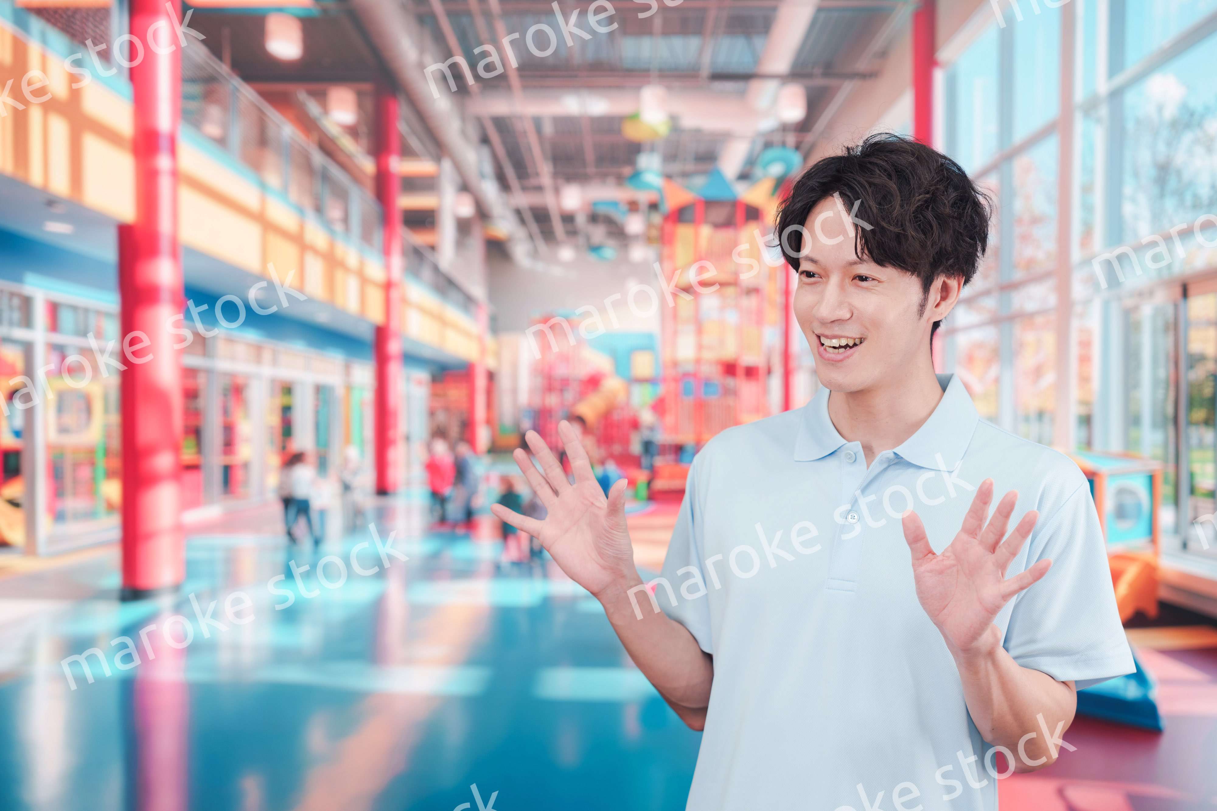 キッズスペースで働く若い男性