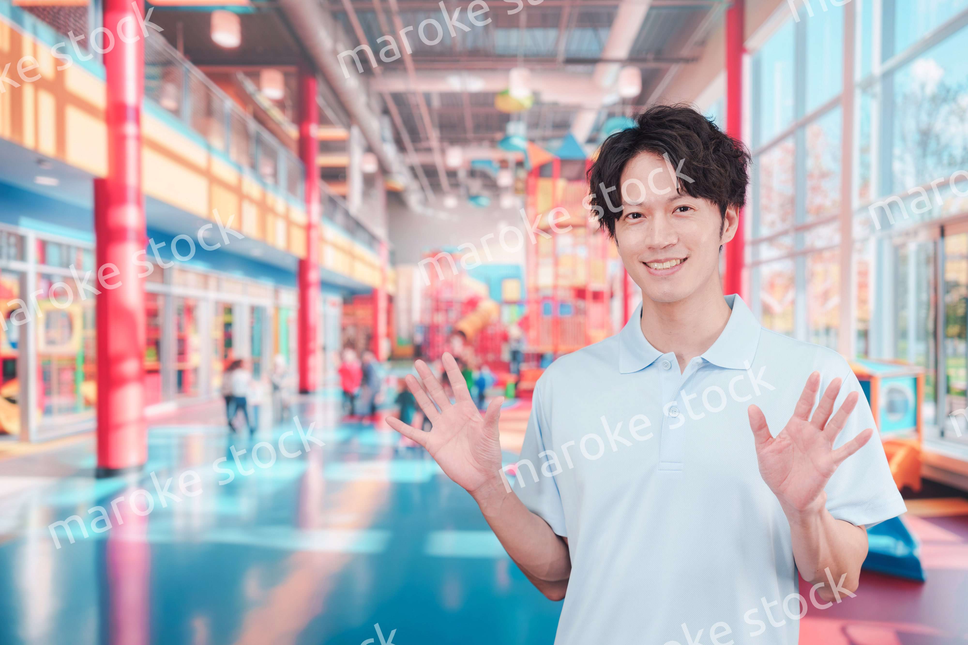 キッズスペースで働く若い男性