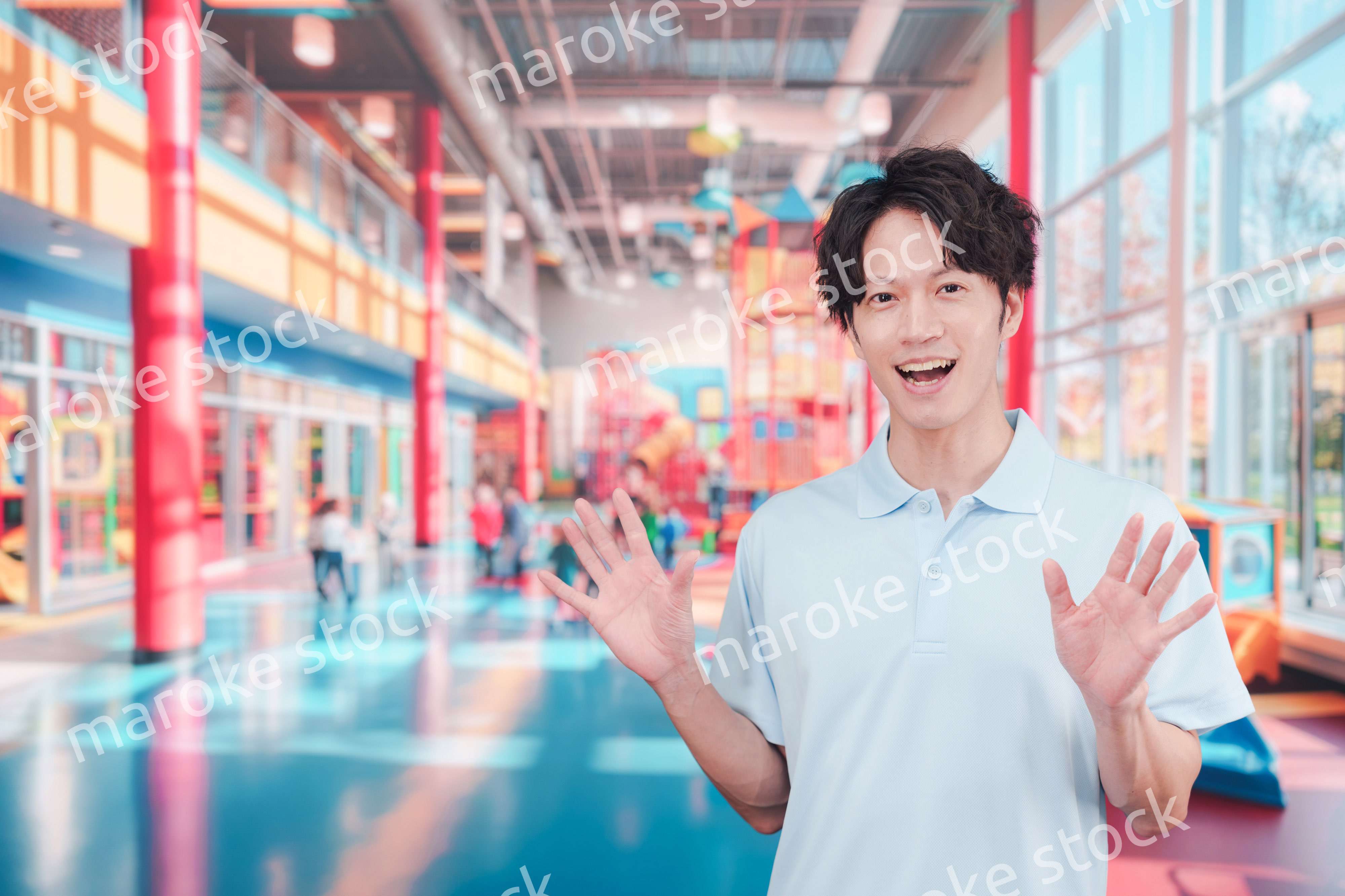 キッズスペースで働く若い男性