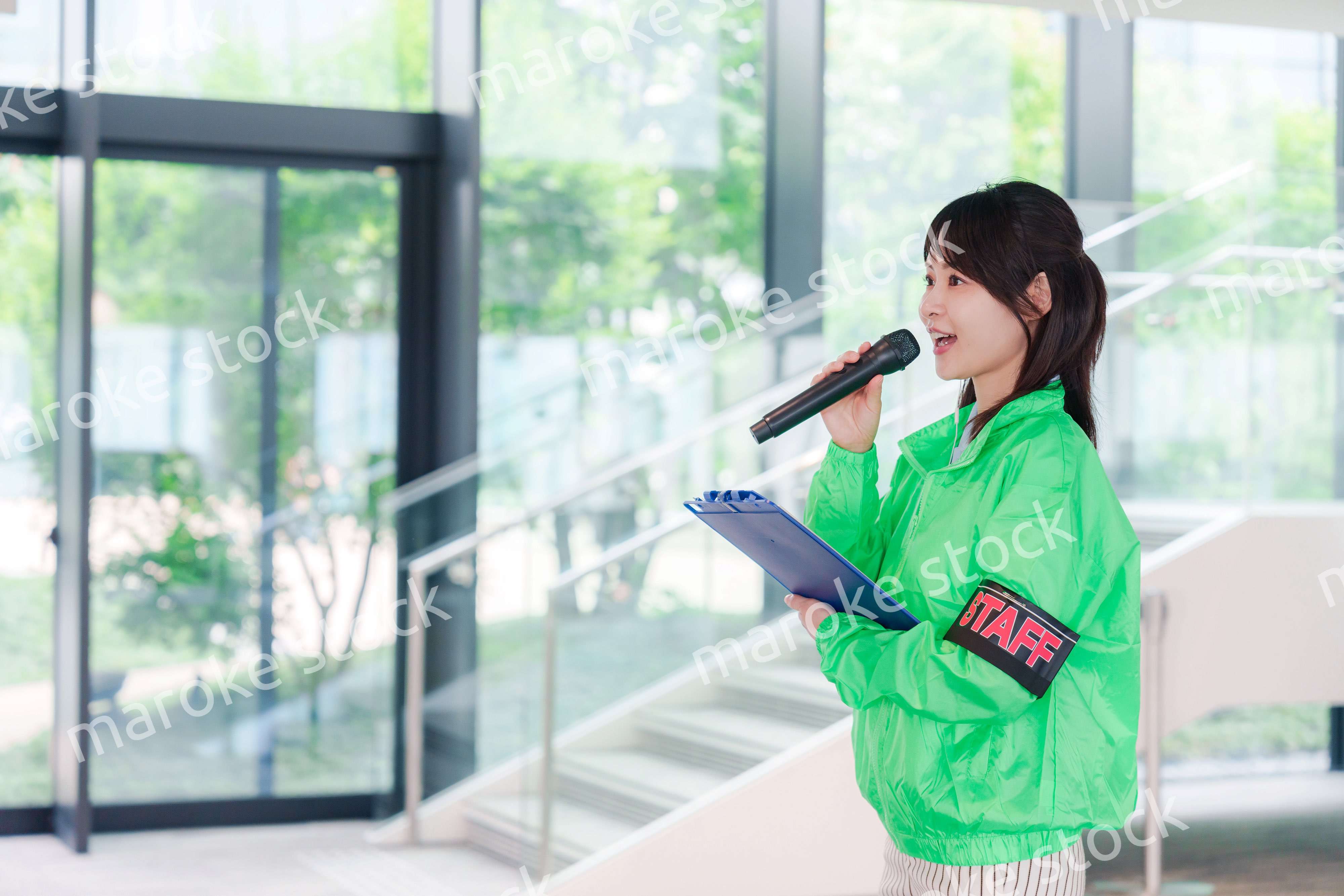 笑顔で案内をするイベントスタッフ