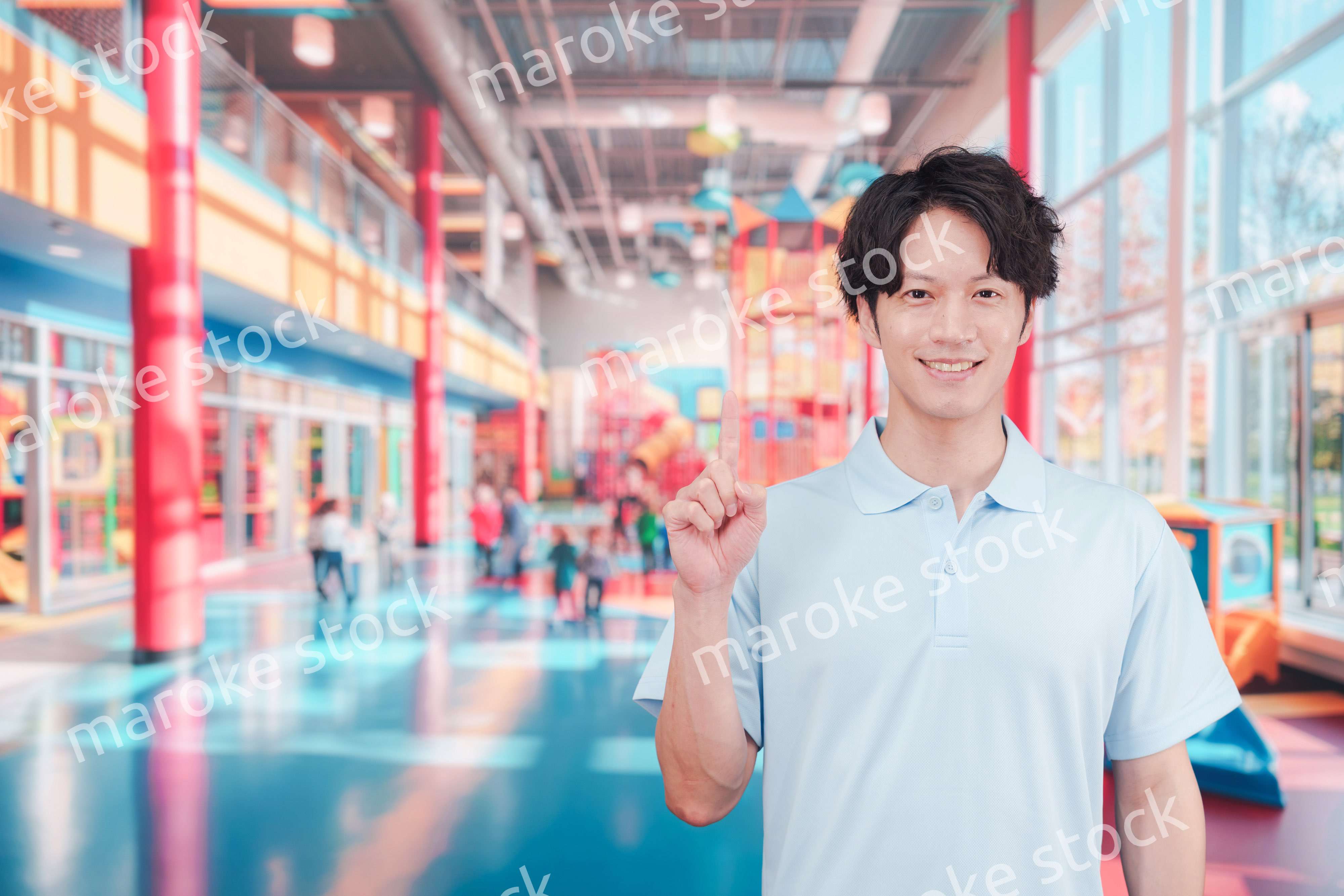 キッズスペースで働く若い男性