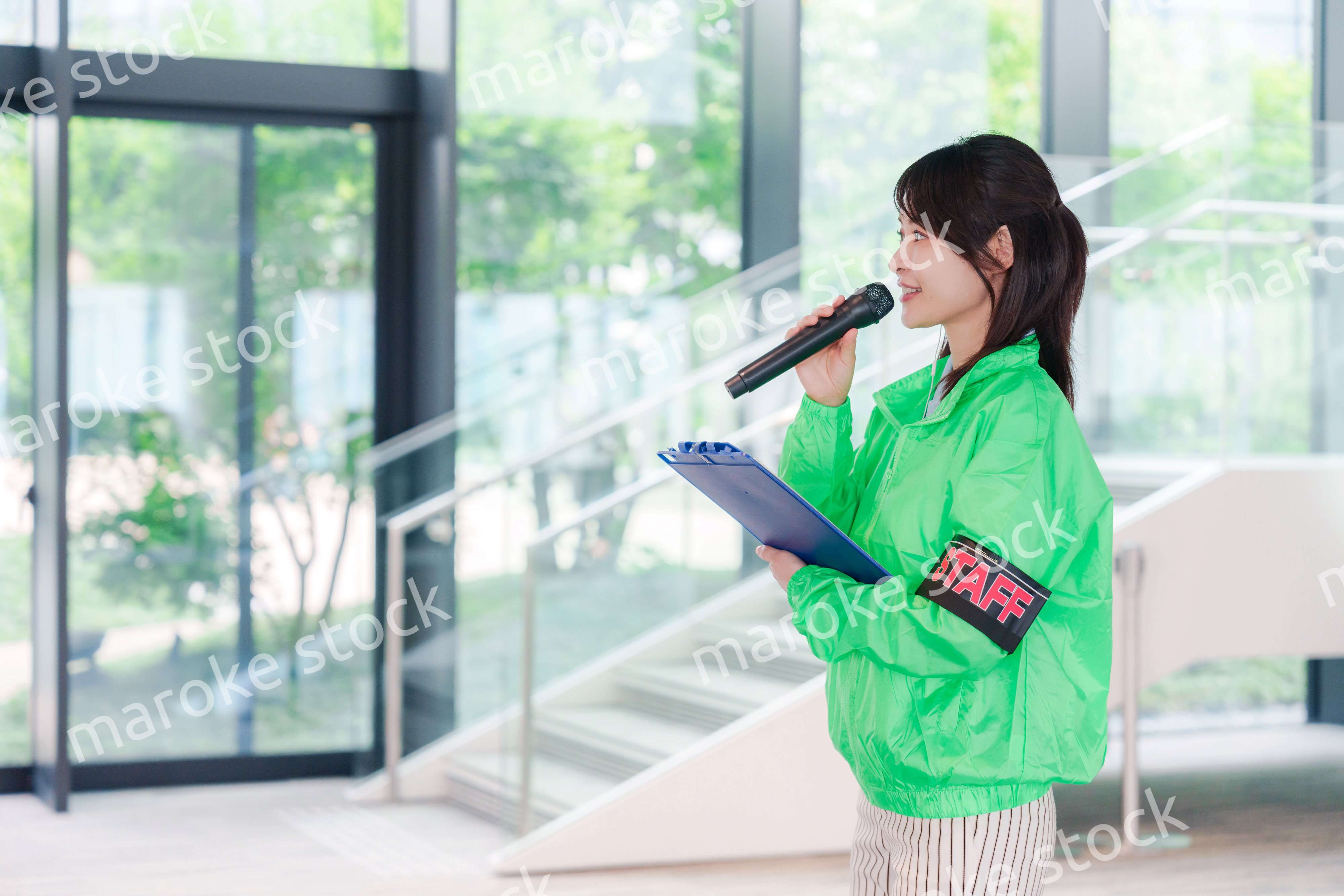 笑顔で案内をするイベントスタッフ