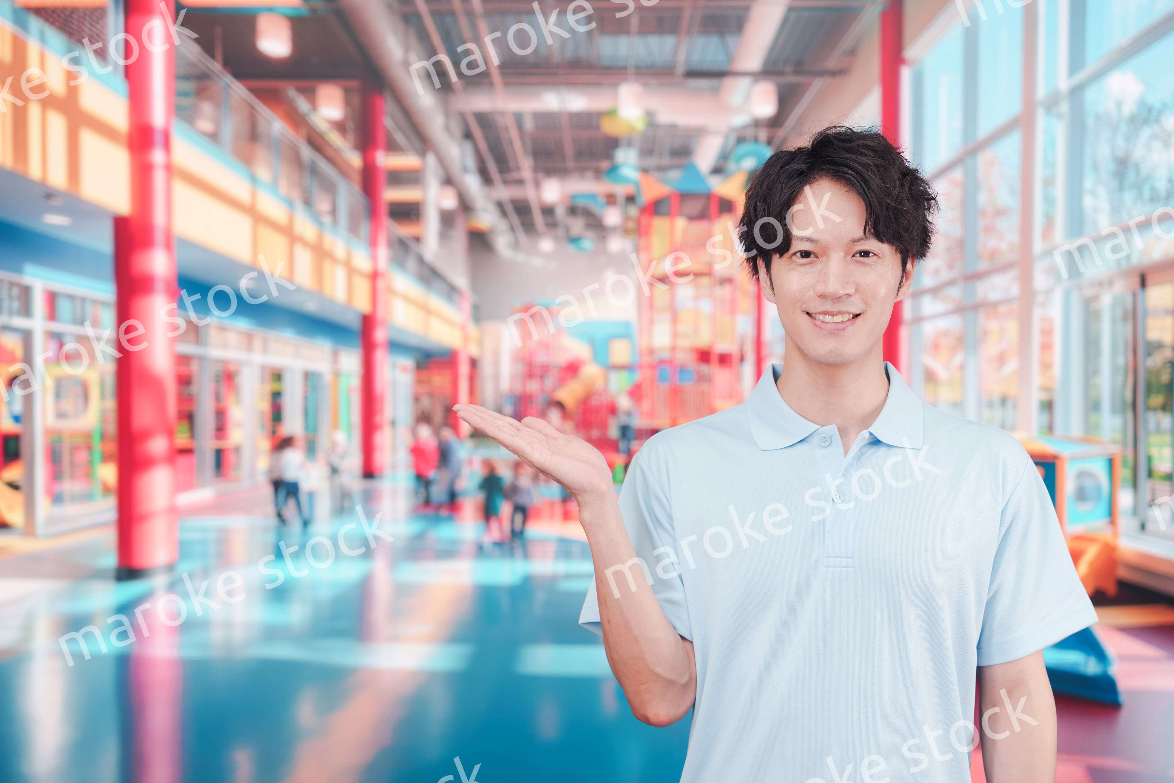 キッズスペースで働く若い男性