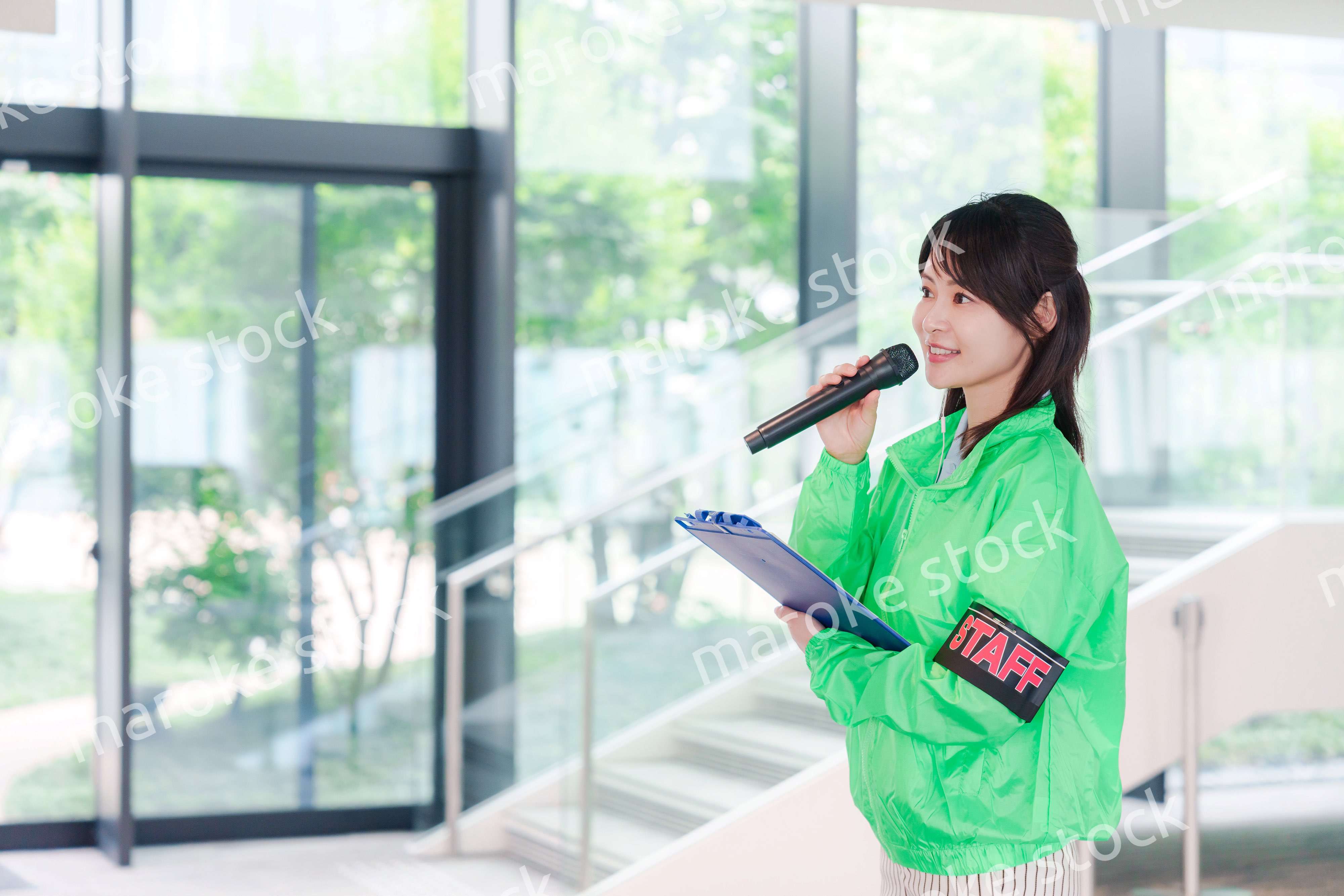 笑顔で案内をするイベントスタッフ