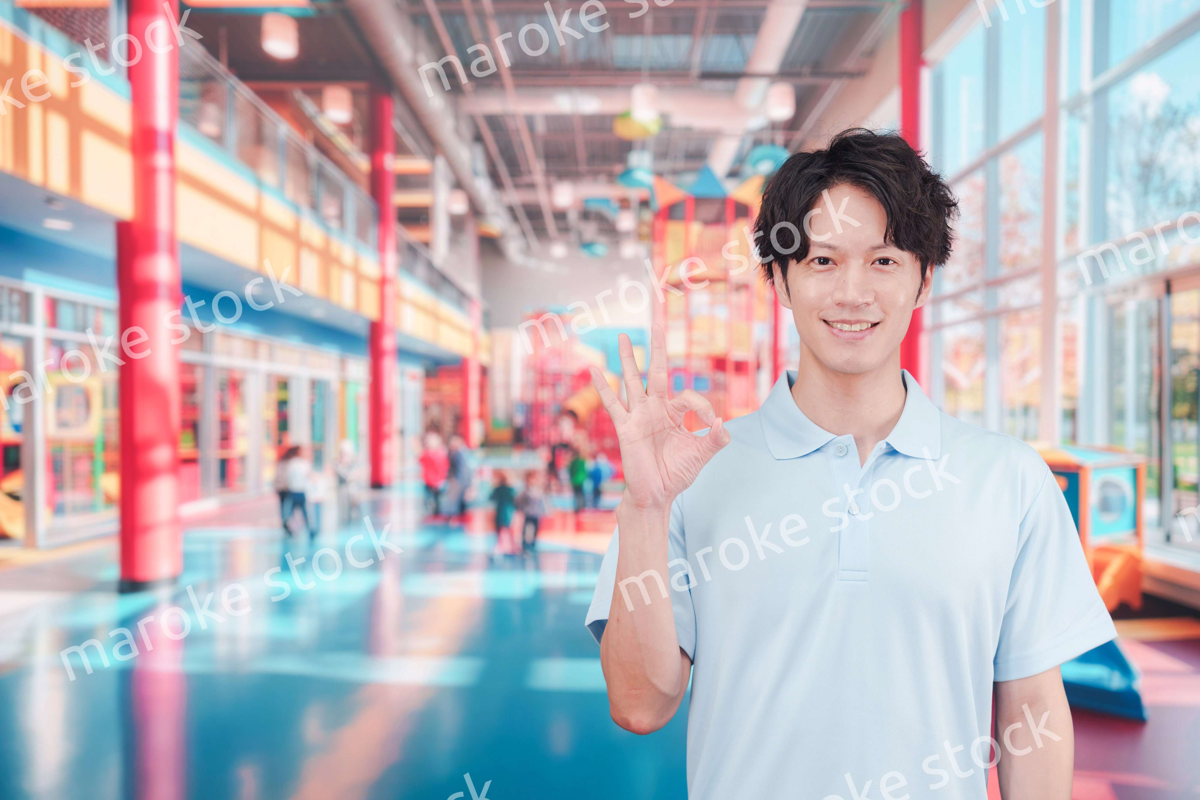 キッズスペースで働く若い男性