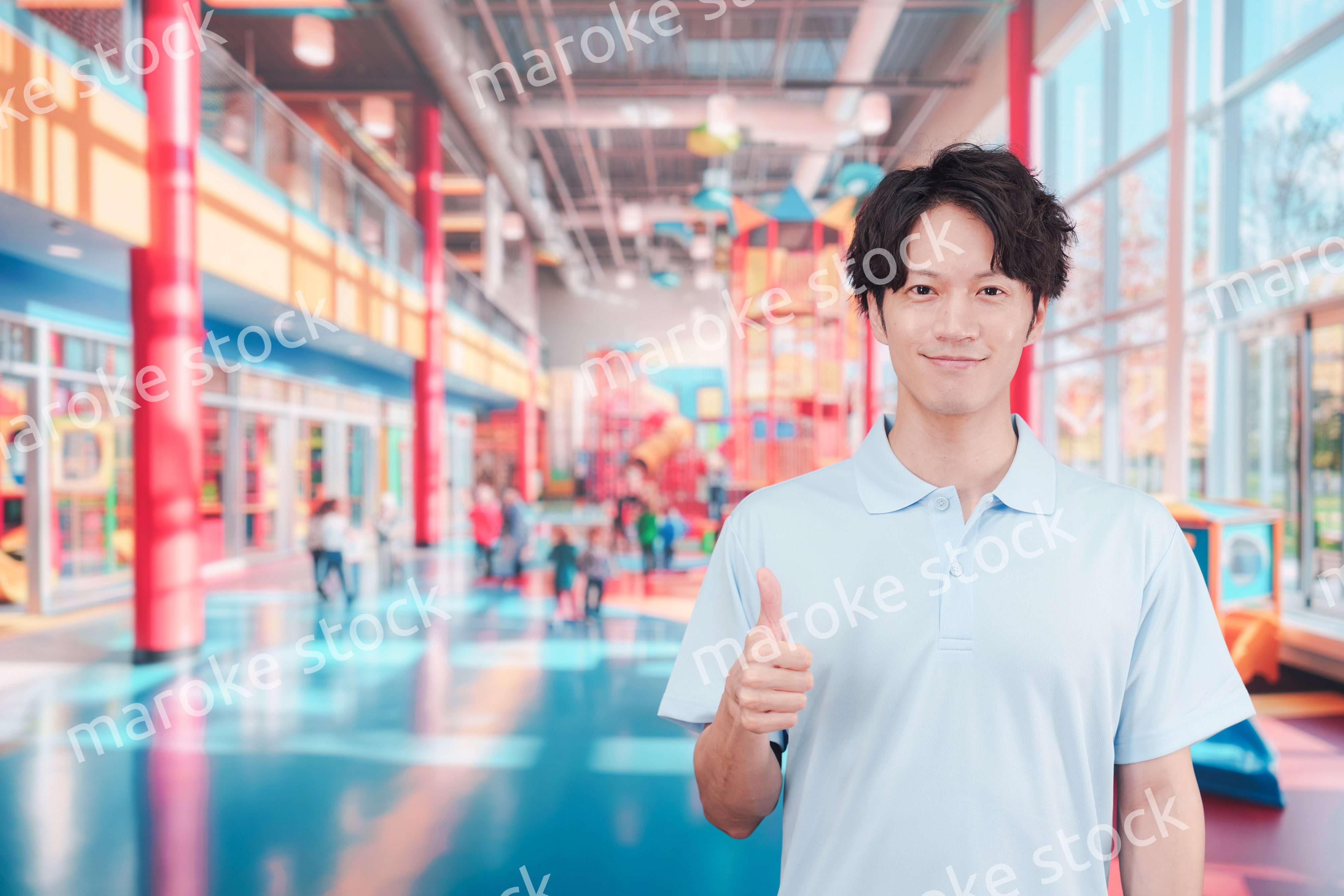 キッズスペースで働く若い男性