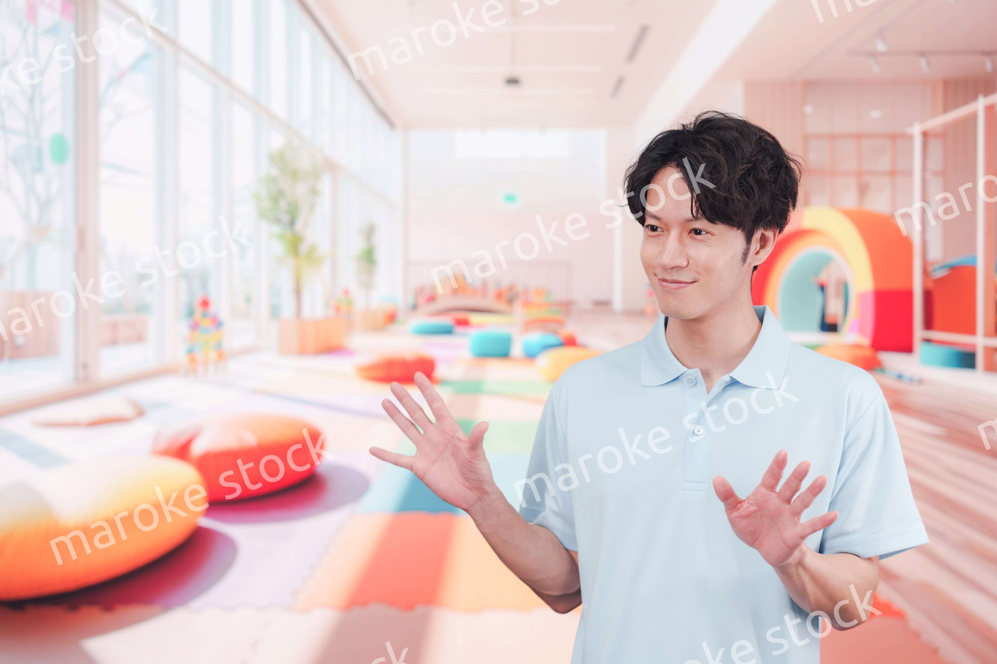 保育園で働く男性の保育士