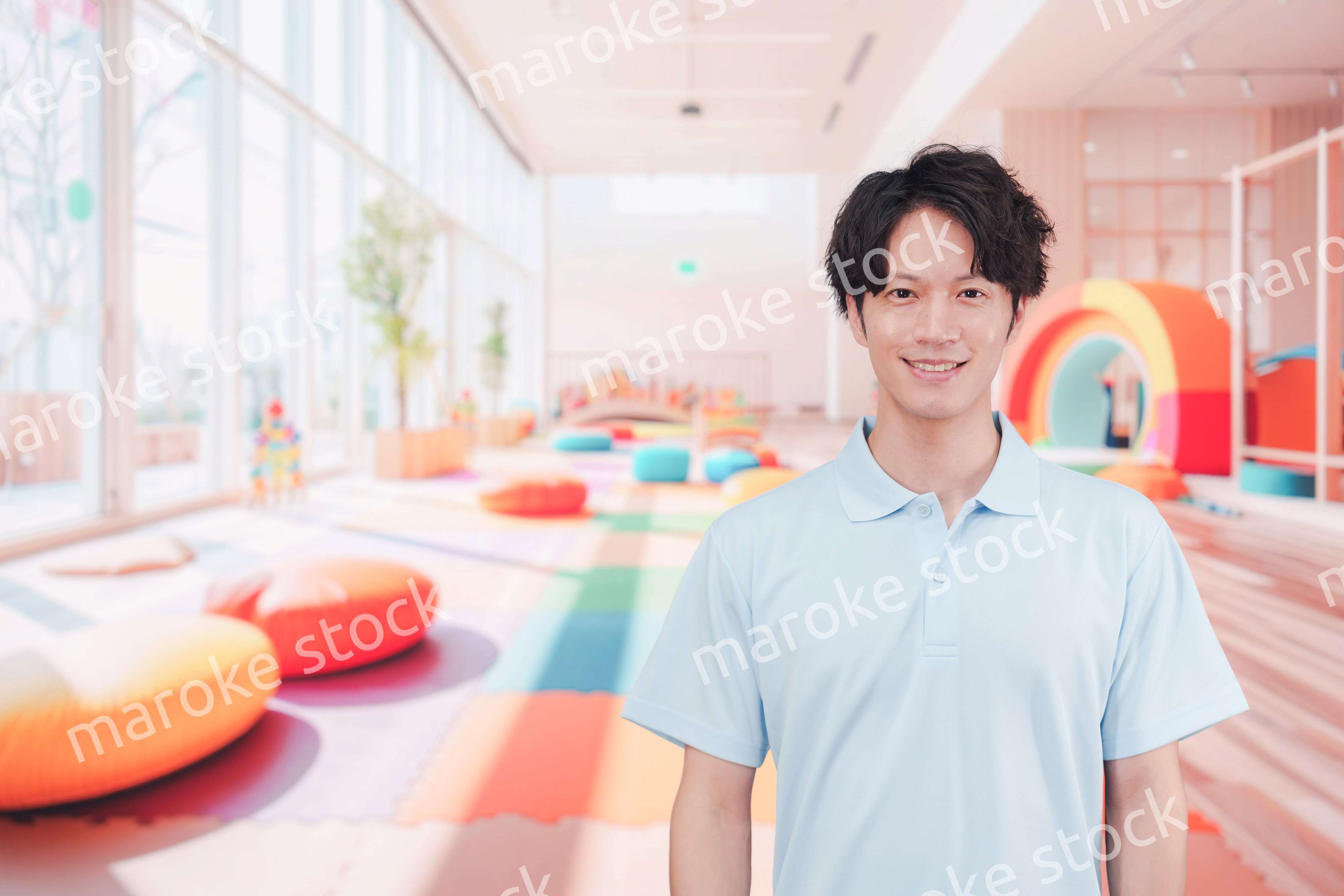 保育園で働く男性の保育士