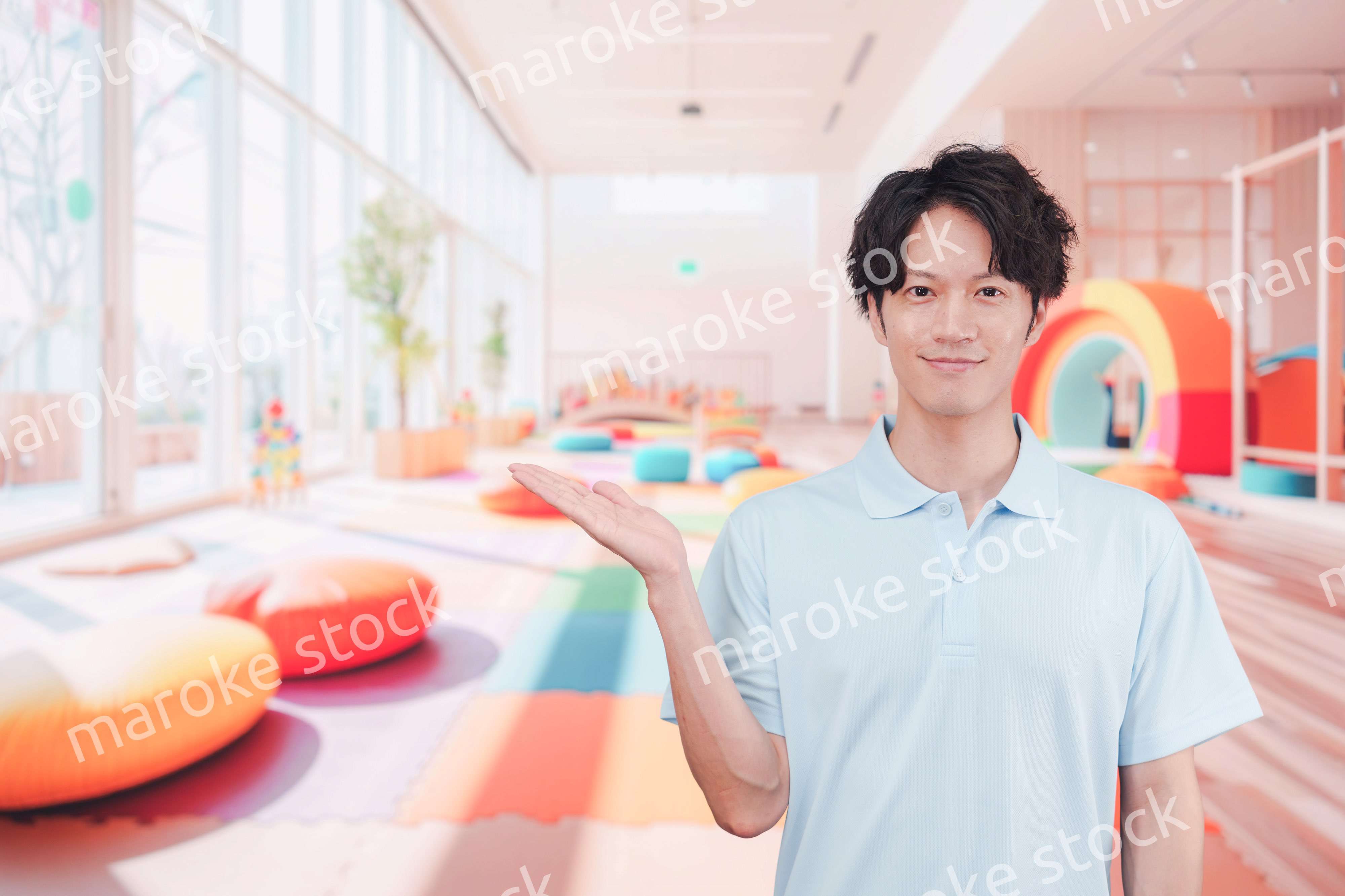 保育園で働く男性の保育士