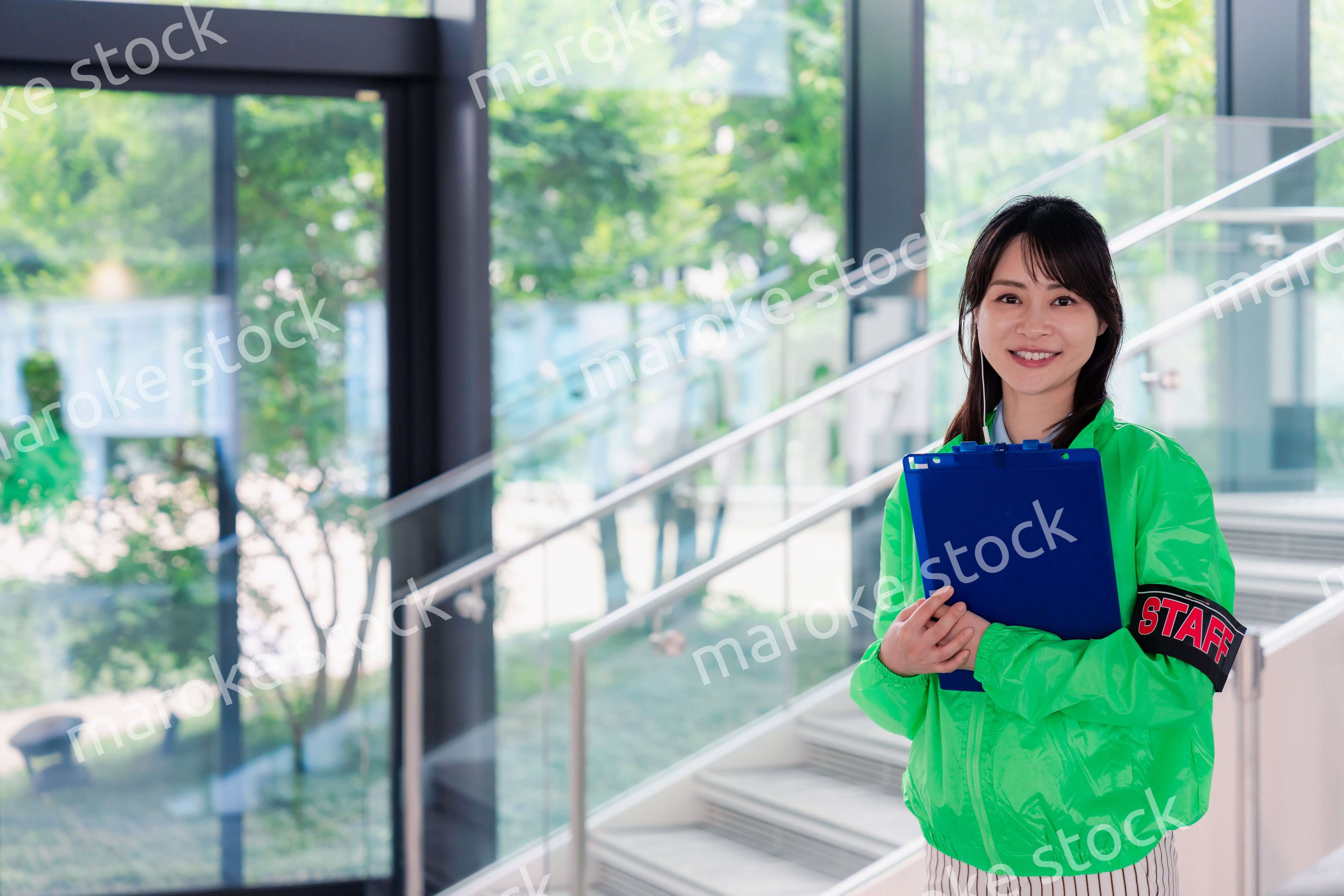 笑顔で案内をするイベントスタッフ