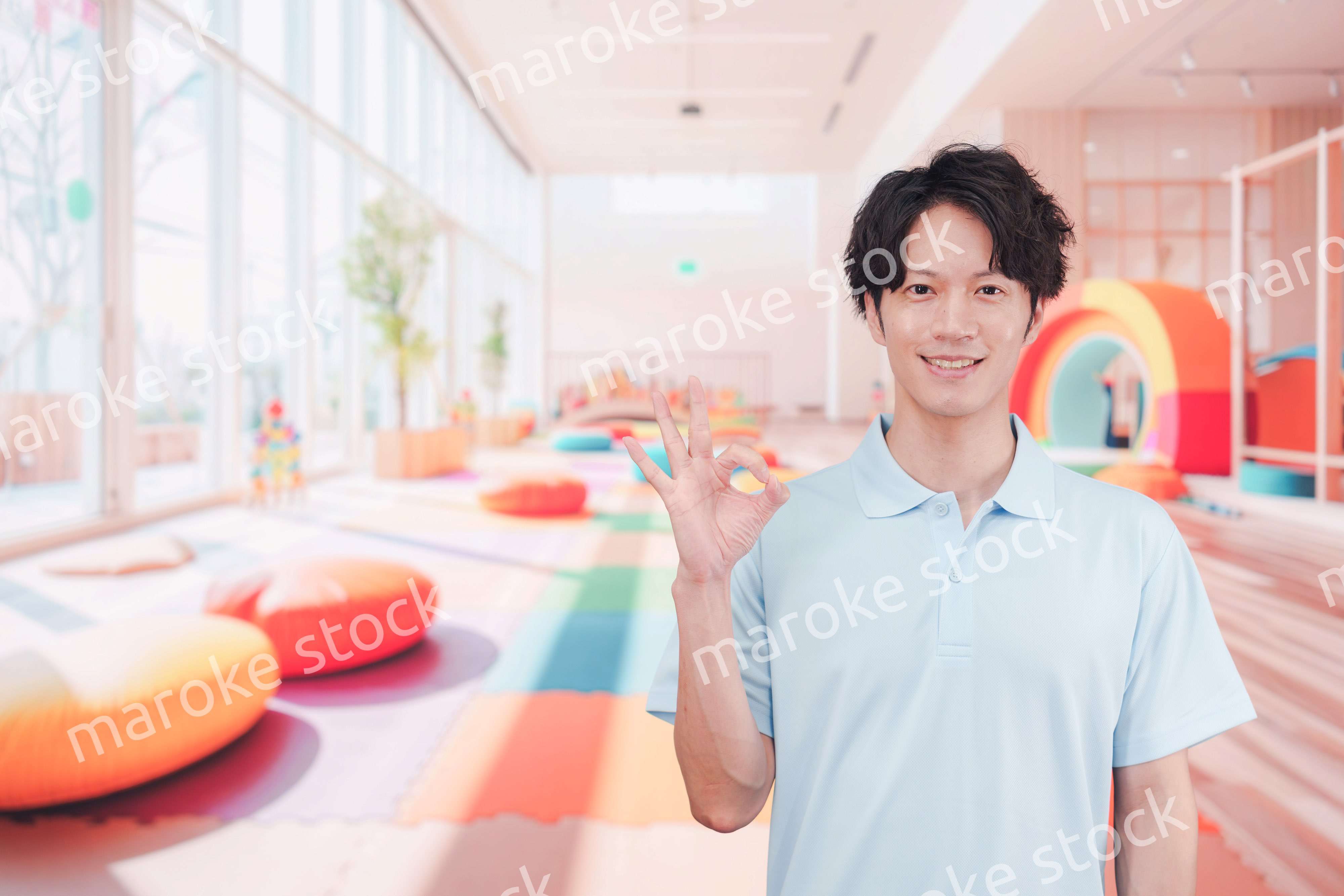 保育園で働く男性の保育士