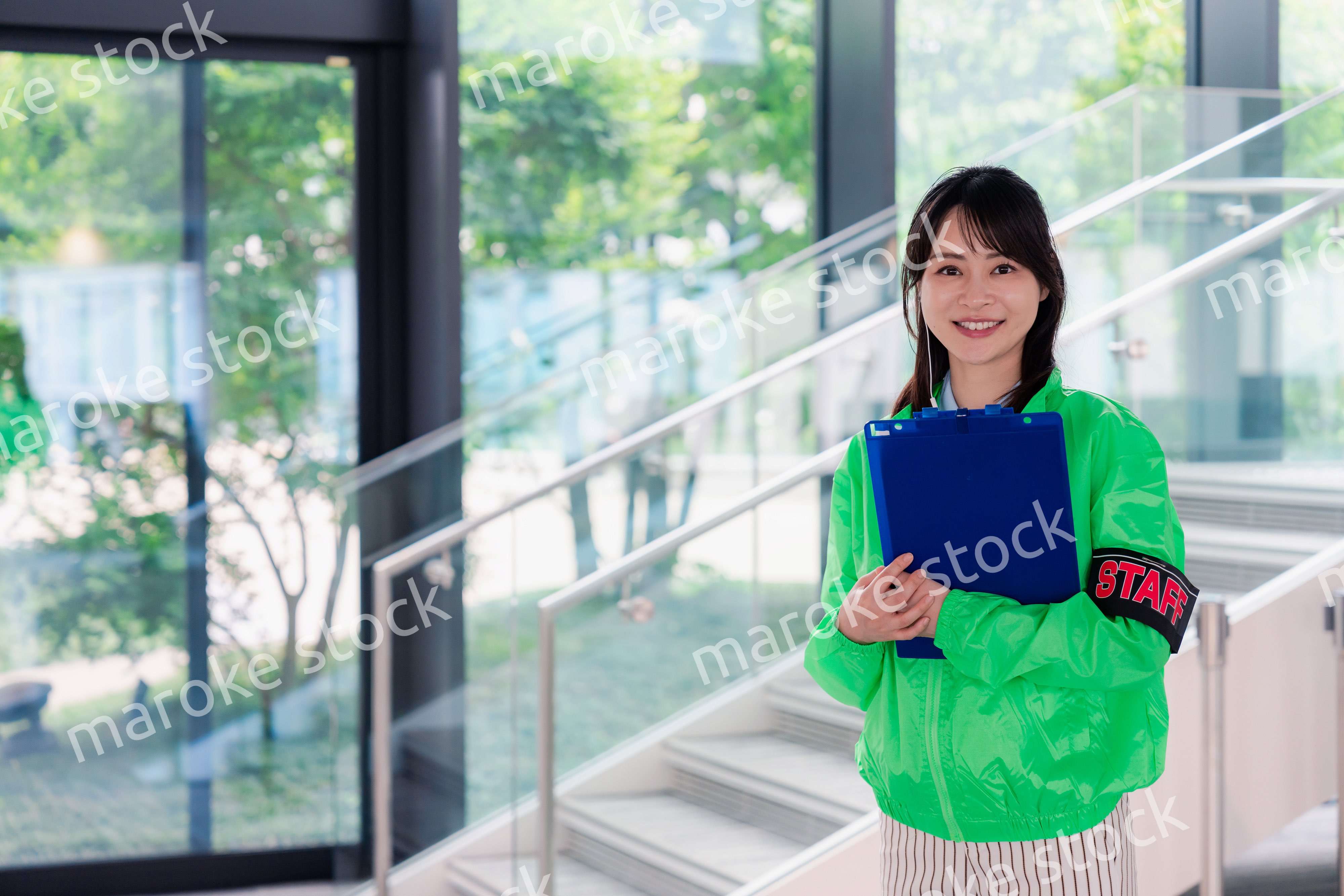 笑顔で案内をするイベントスタッフ