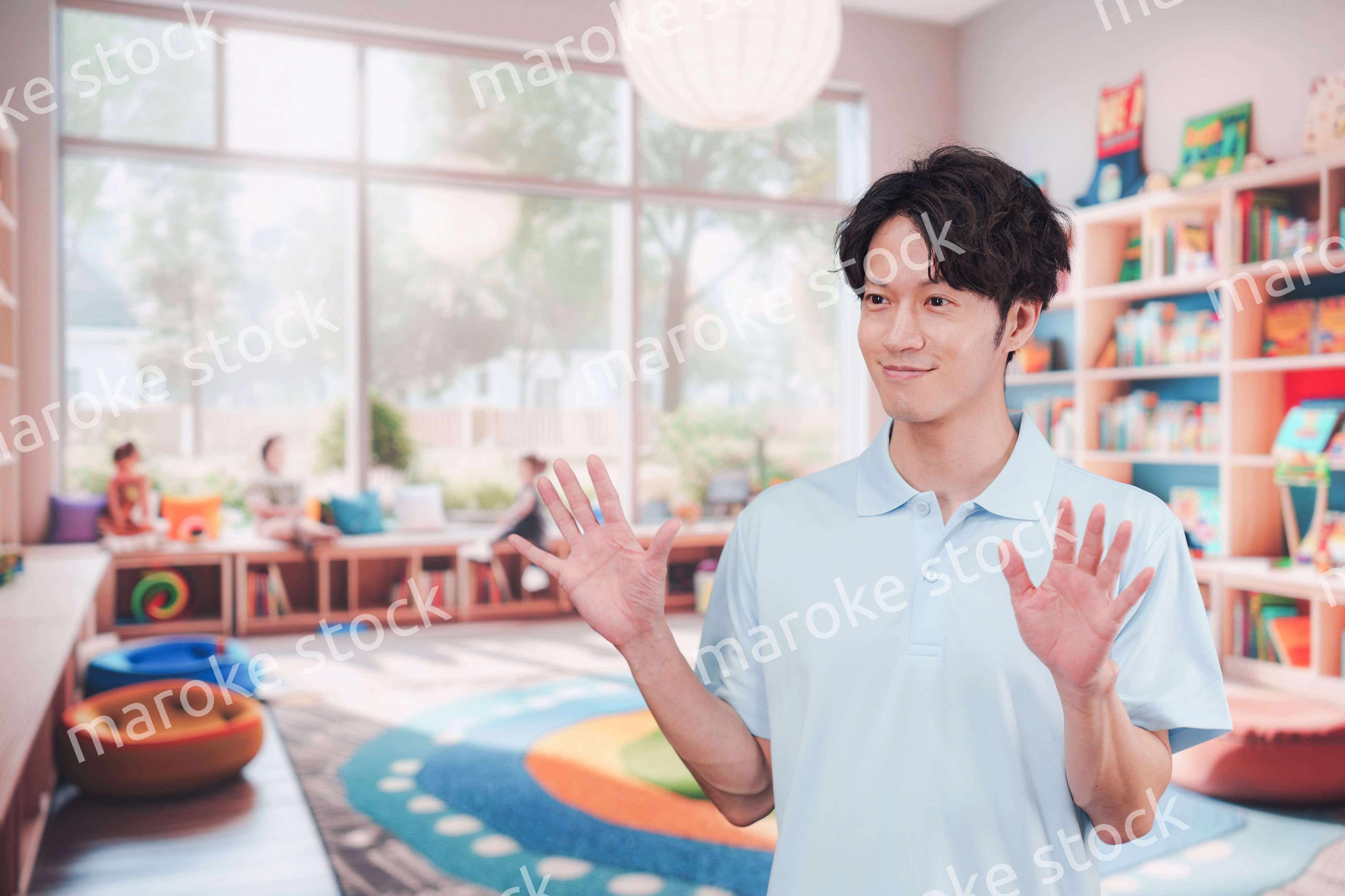 保育園で働く男性の保育士