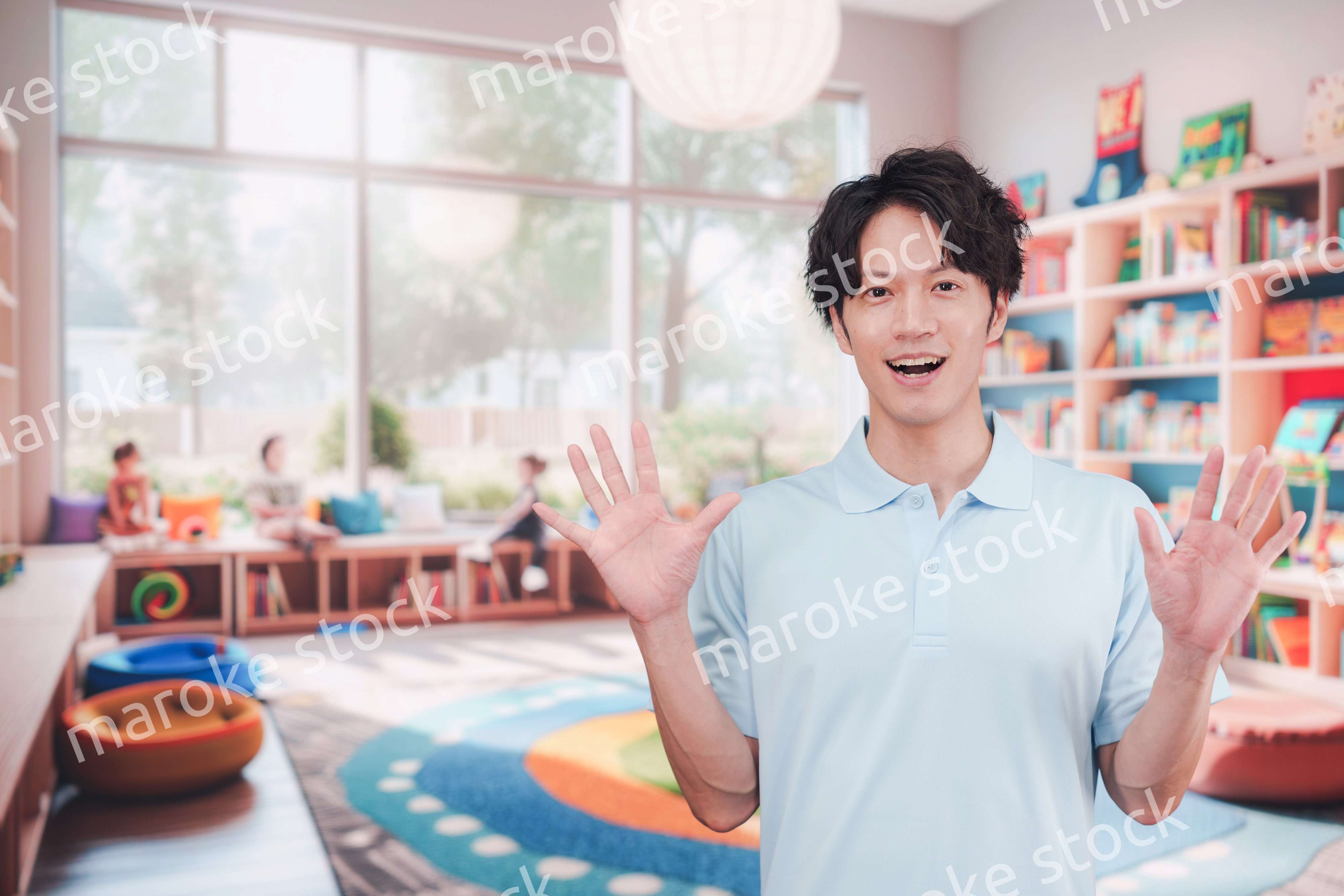 保育園で働く男性の保育士