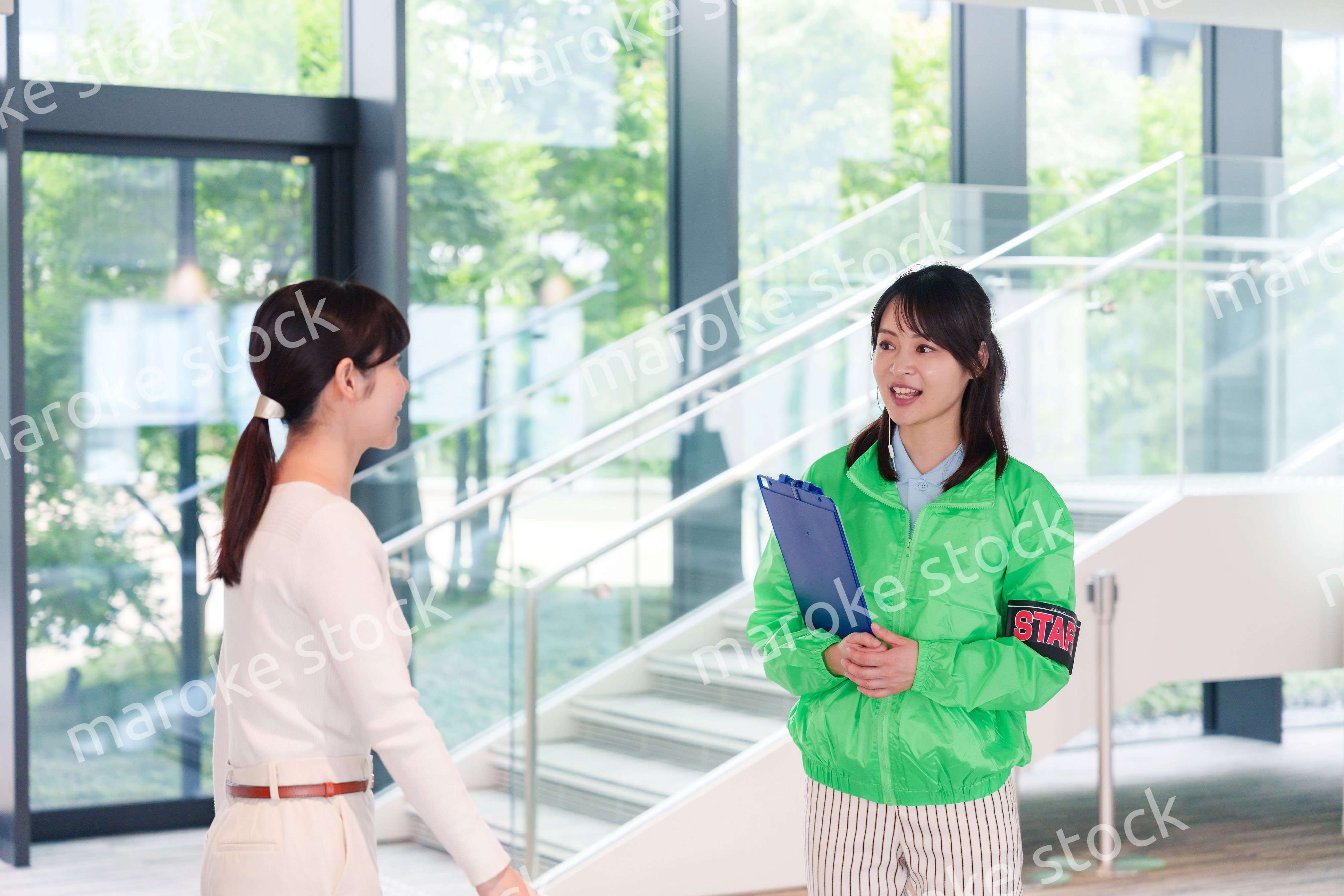 お客様を笑顔で案内するイベントスタッフ