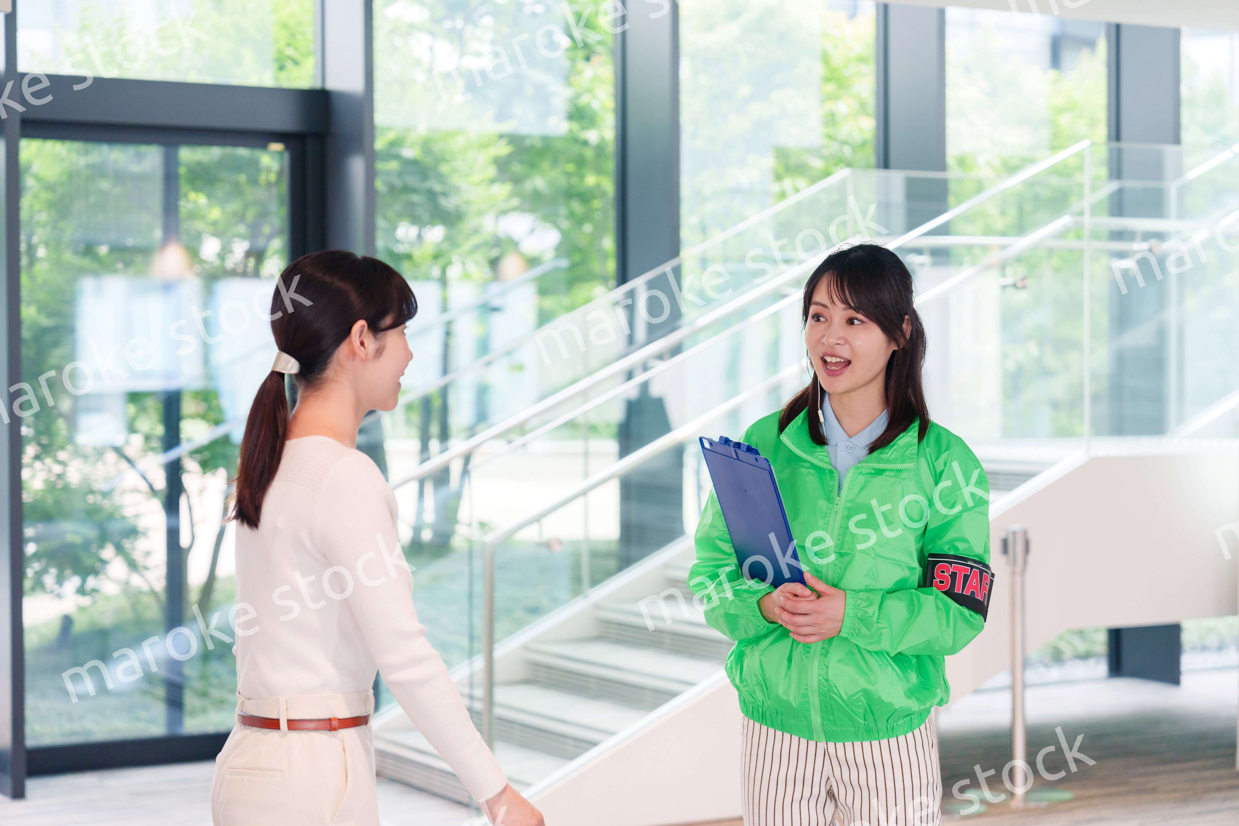 お客様を笑顔で案内するイベントスタッフ