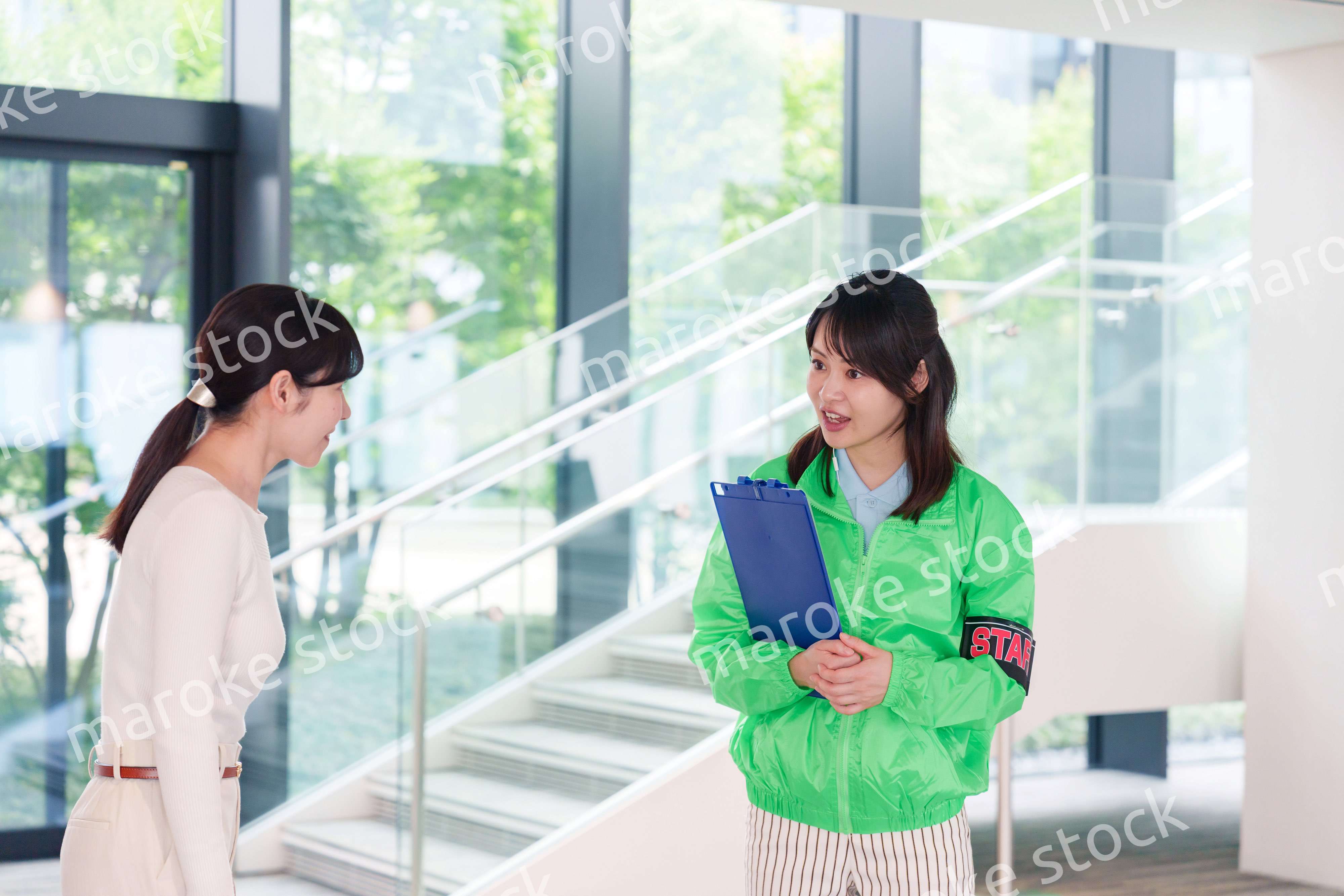 お客様を笑顔で案内するイベントスタッフ