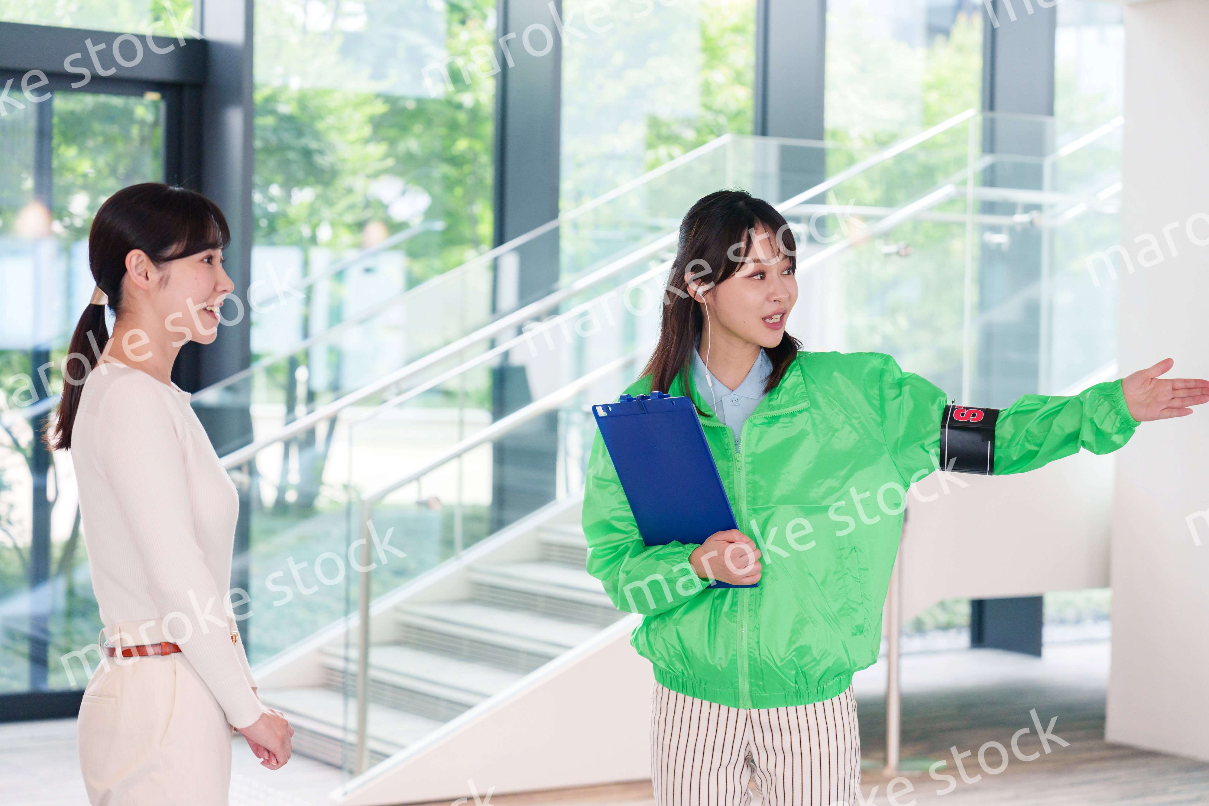 お客様を笑顔で案内するイベントスタッフ