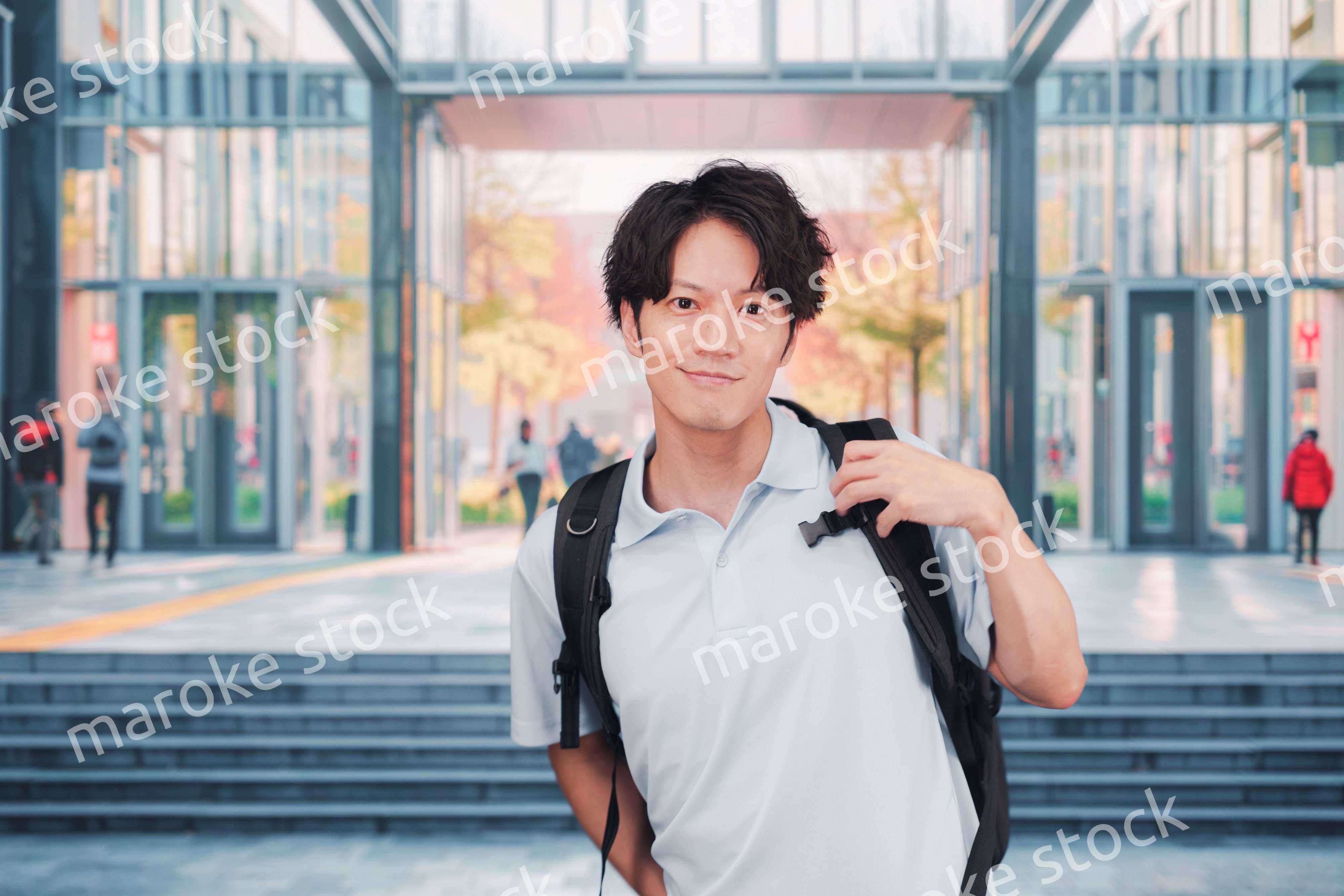 大学のキャンパス内を歩く男子学生