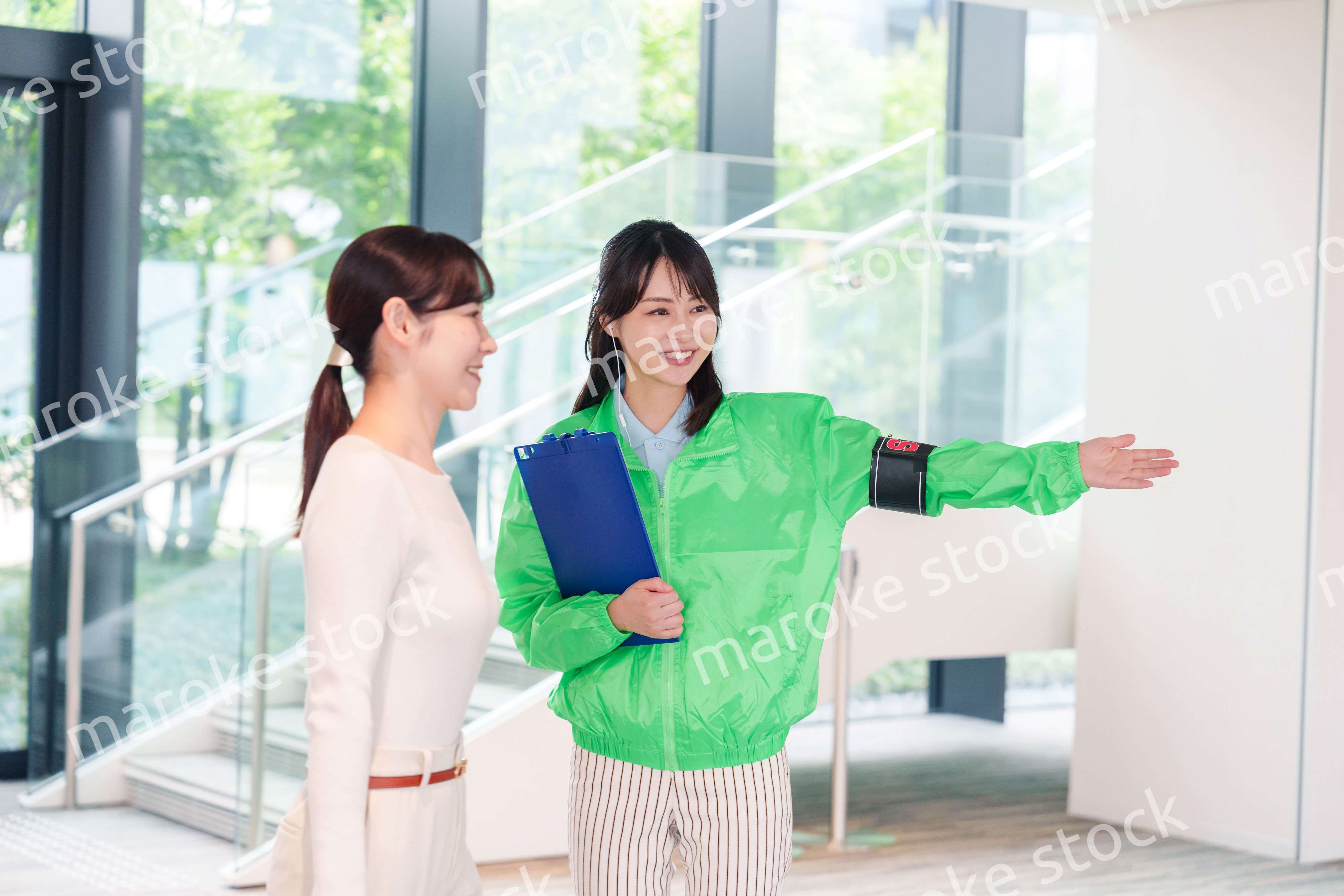 お客様を笑顔で案内するイベントスタッフ