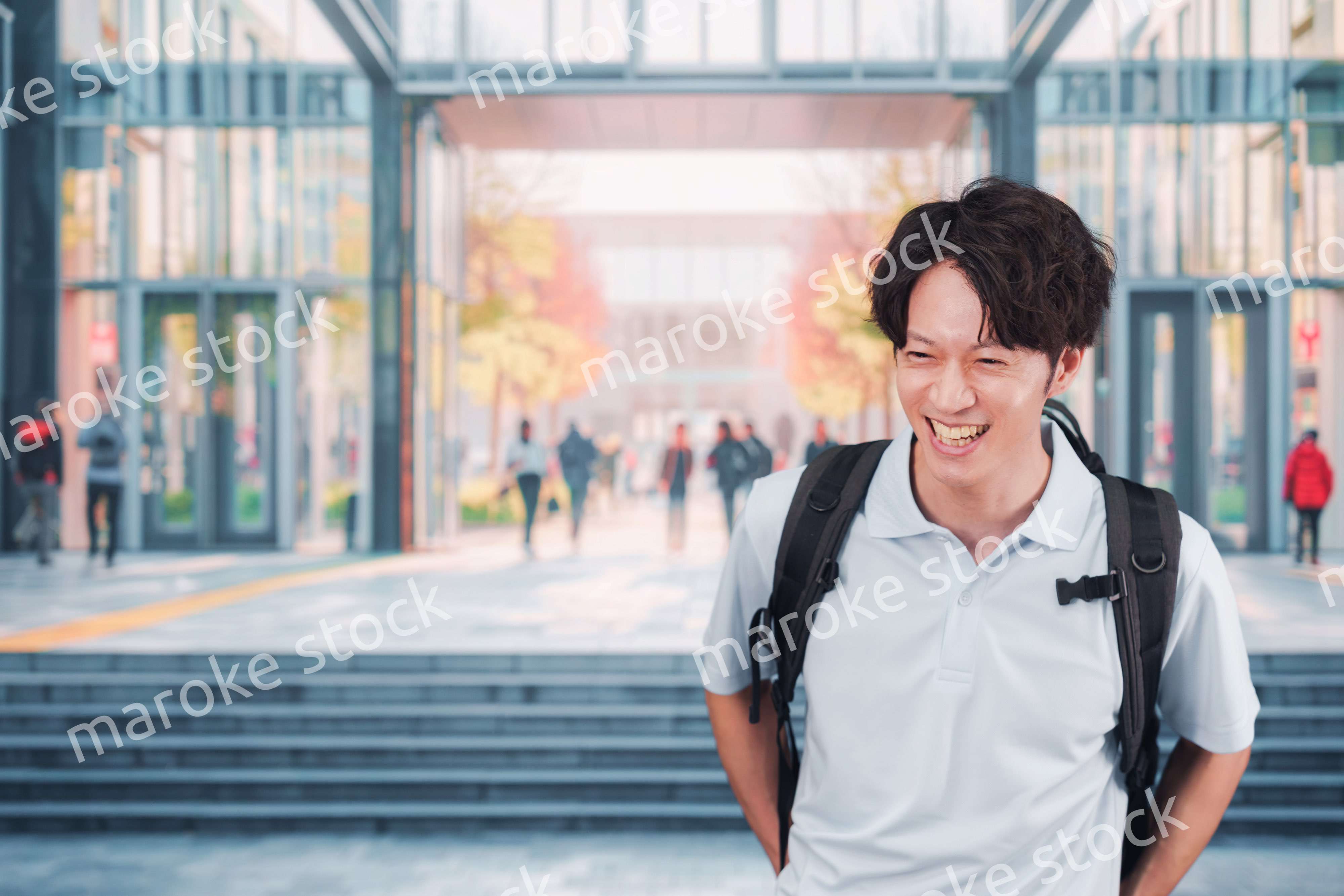 大学のキャンパス内を歩く男子学生