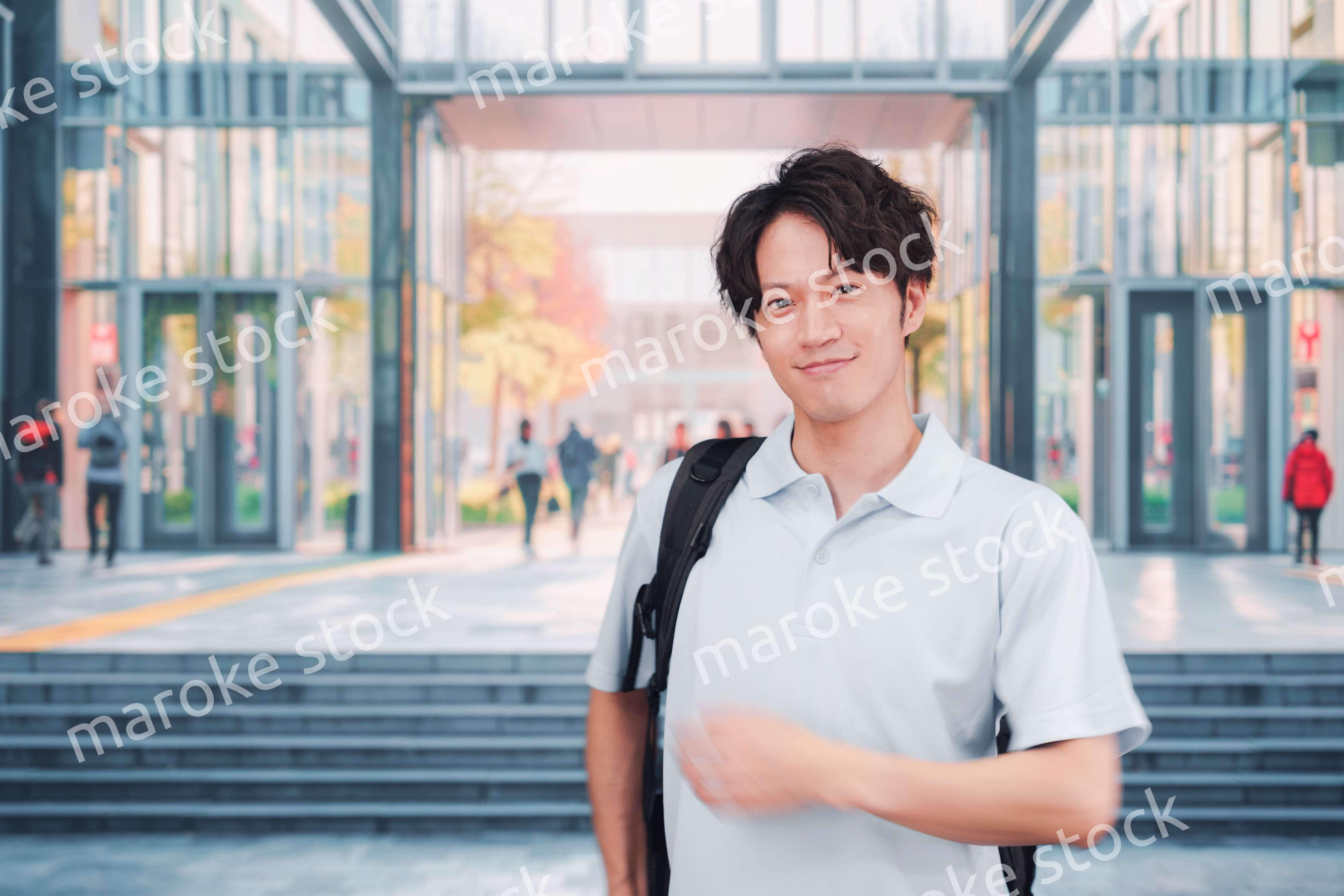 大学のキャンパス内を歩く男子学生