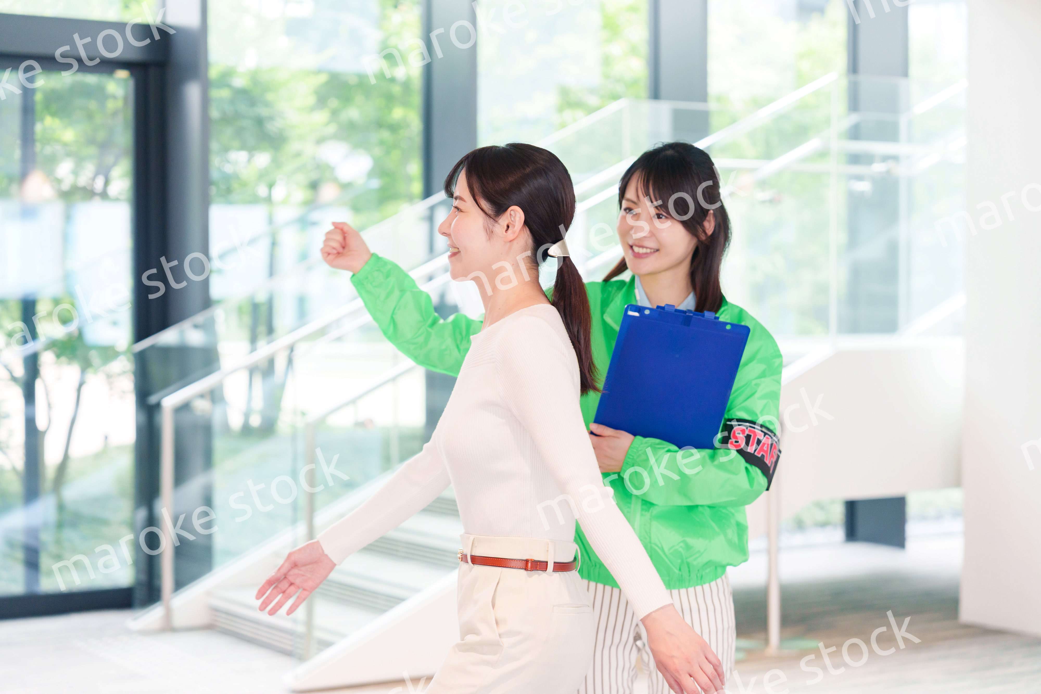 お客様を笑顔で案内するイベントスタッフ