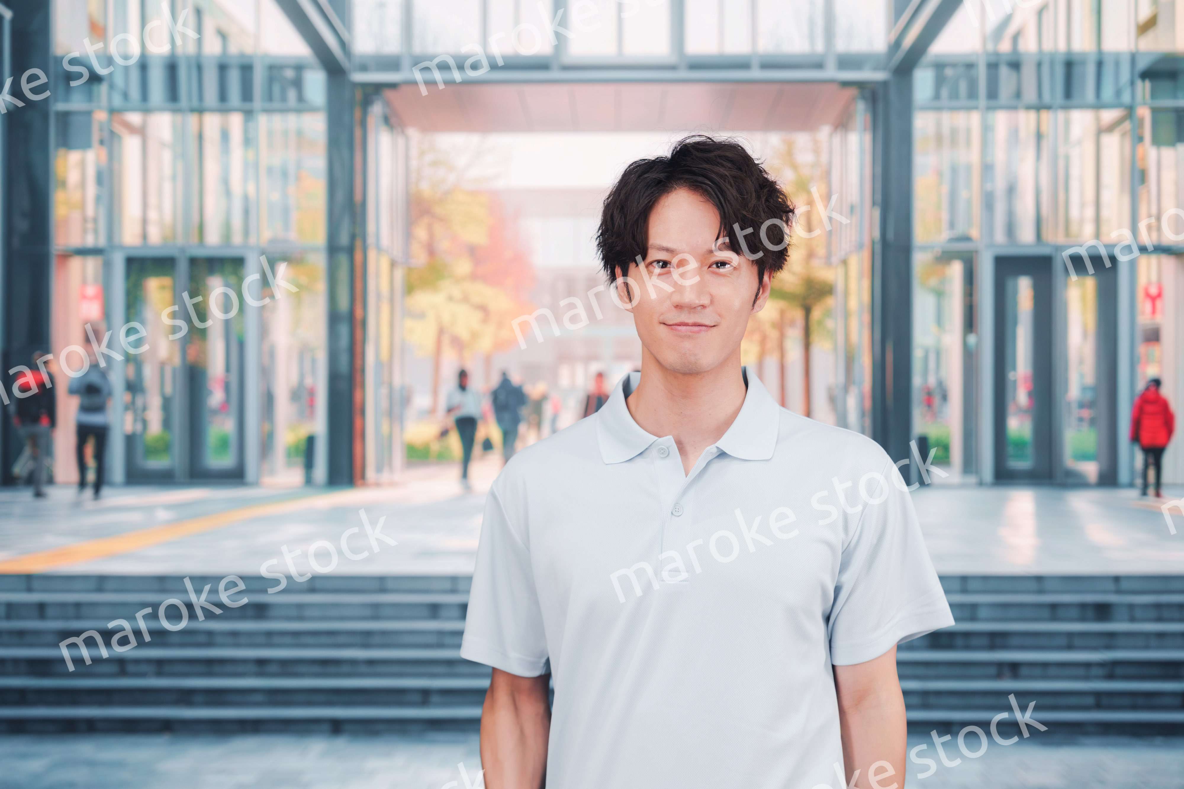 大学のキャンパス内を歩く男子学生