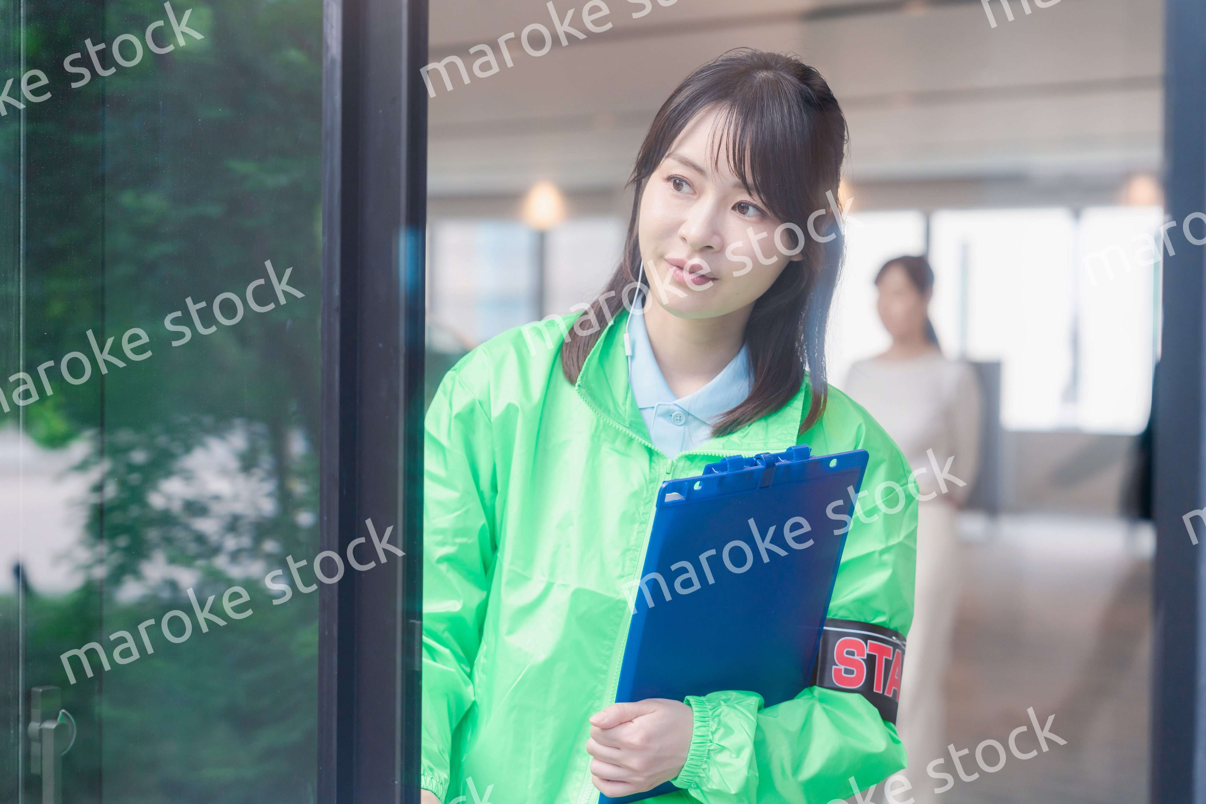 笑顔で案内をするイベントスタッフ