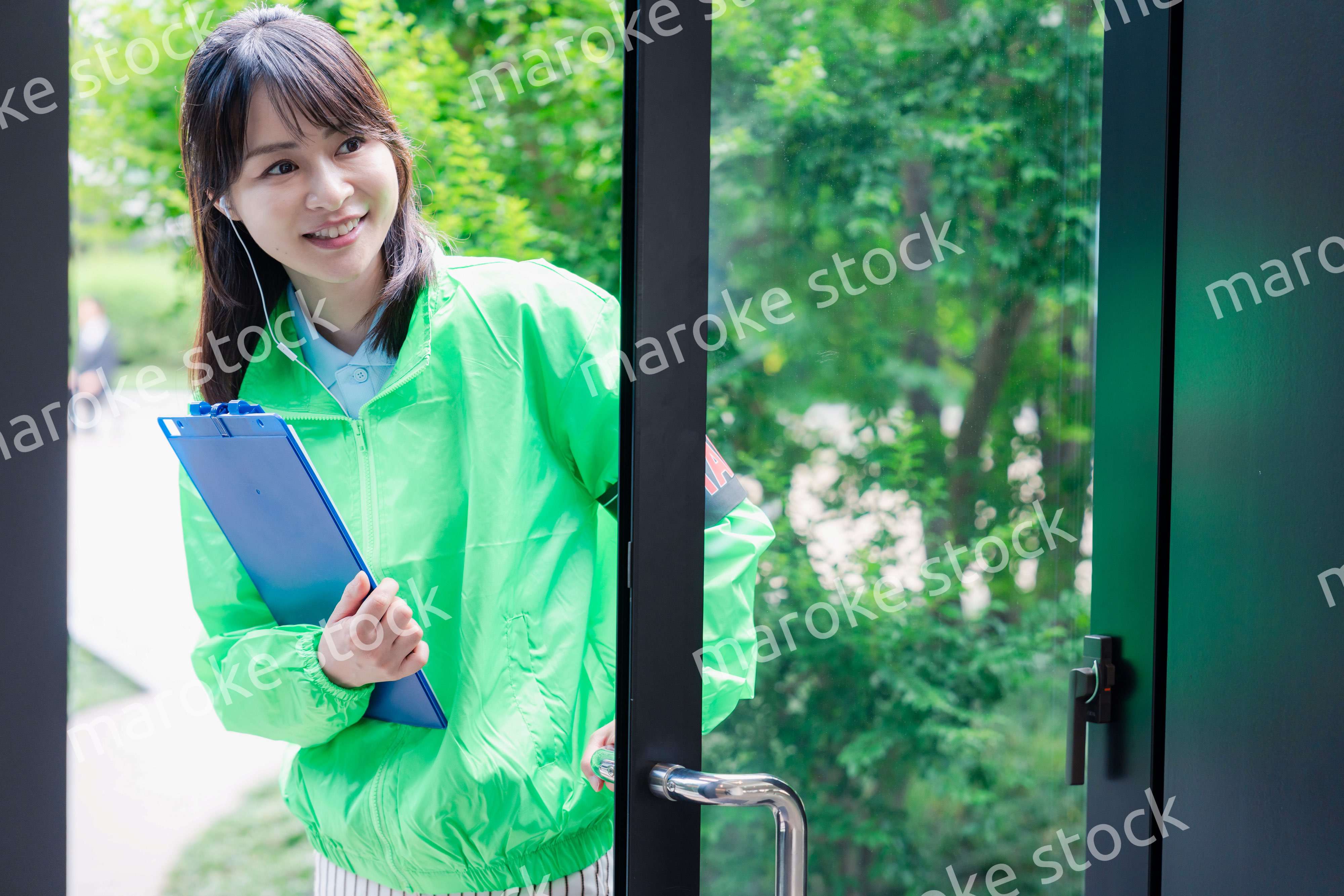 笑顔で案内をするイベントスタッフ