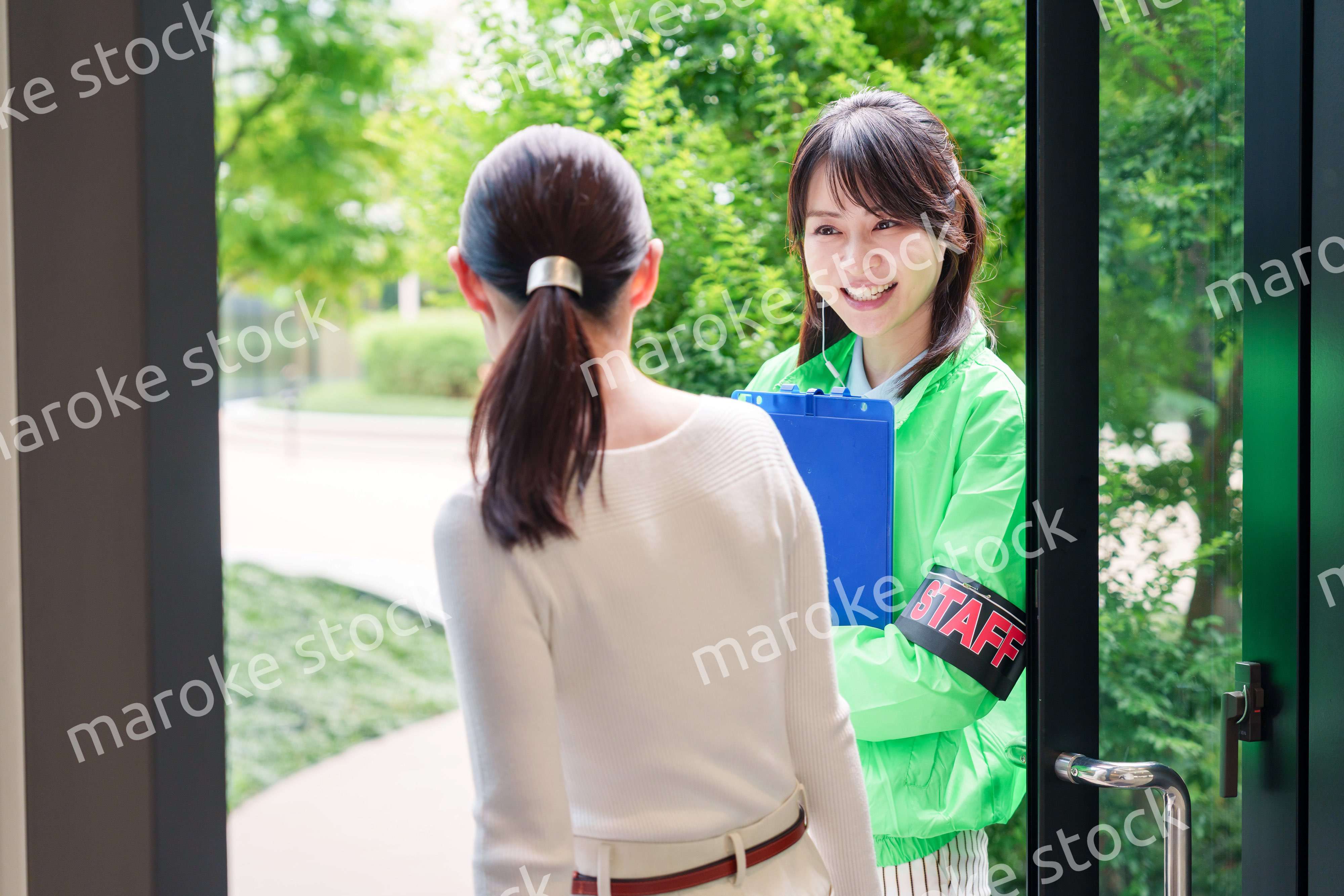 お客様を笑顔で案内するイベントスタッフ