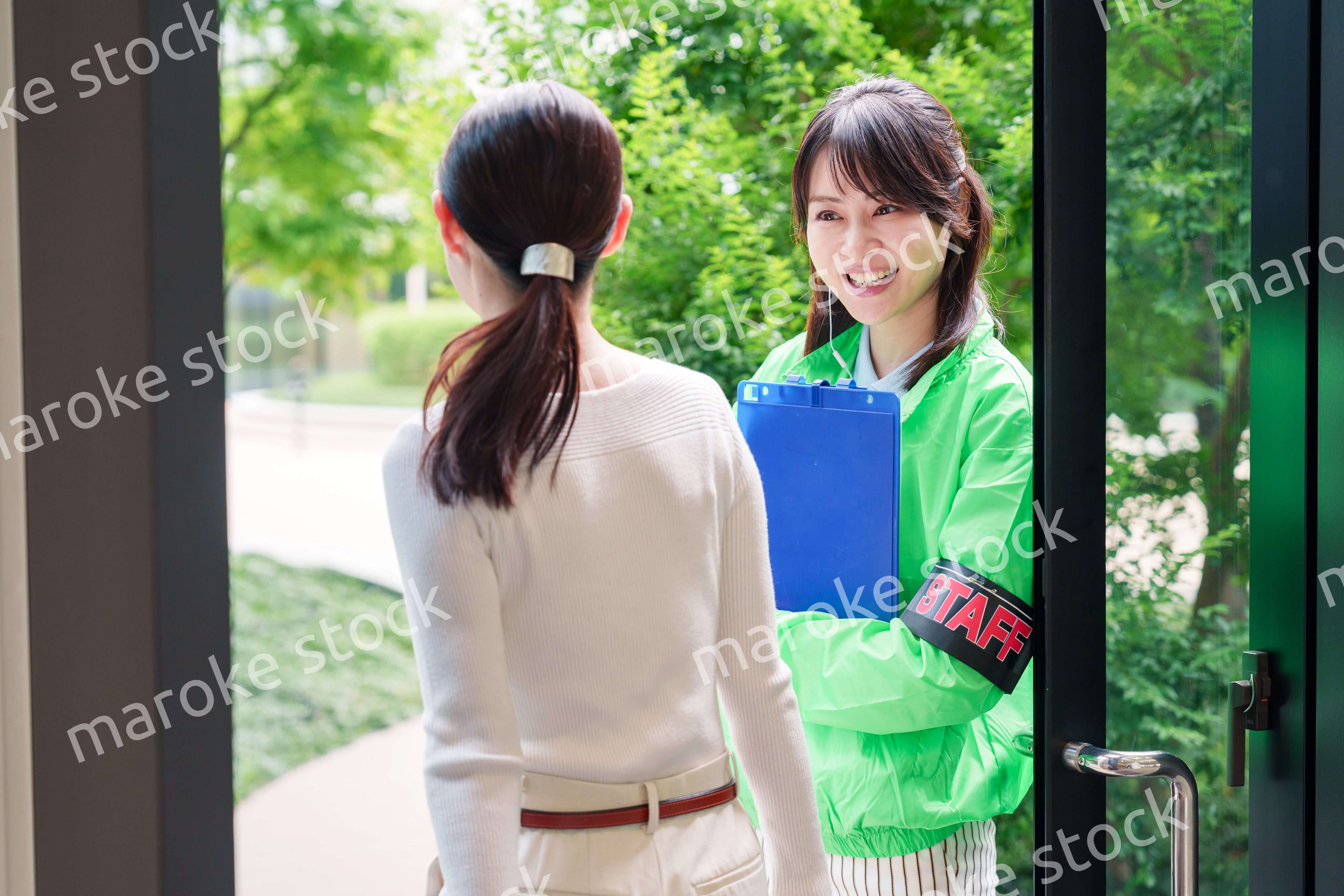 お客様を笑顔で案内するイベントスタッフ