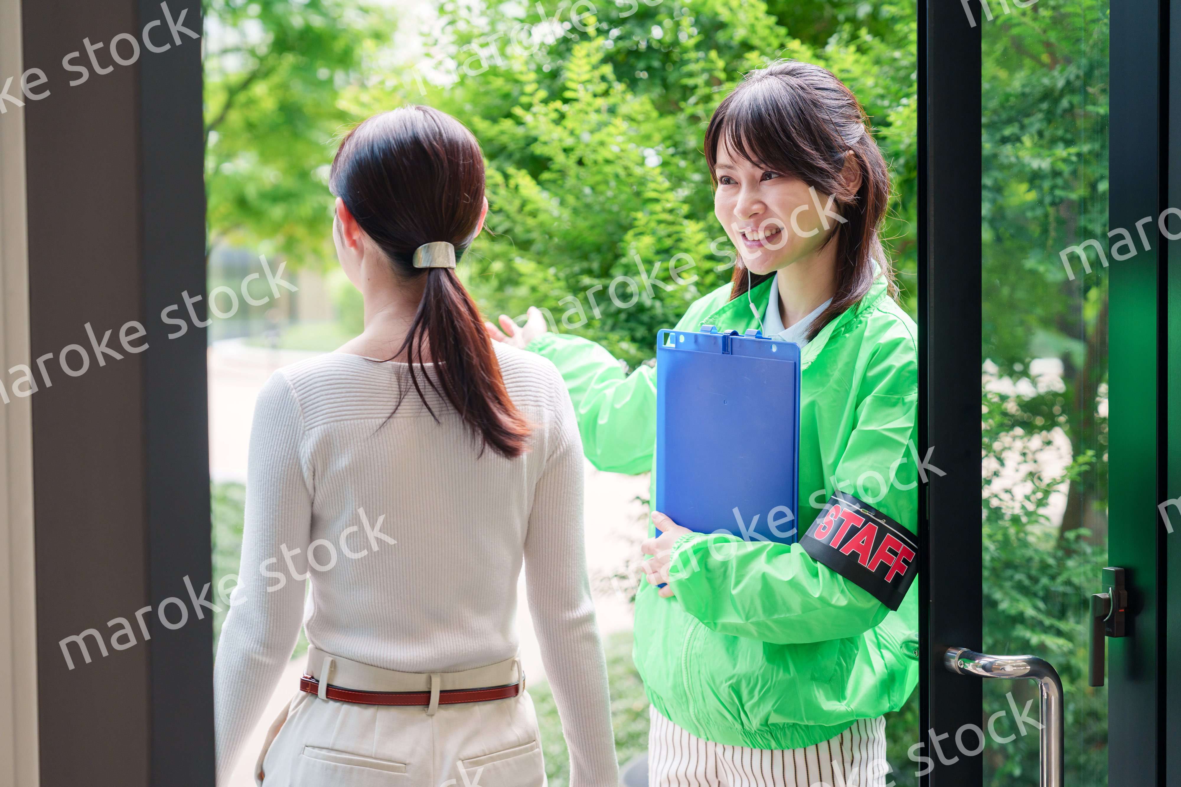 お客様を笑顔で案内するイベントスタッフ