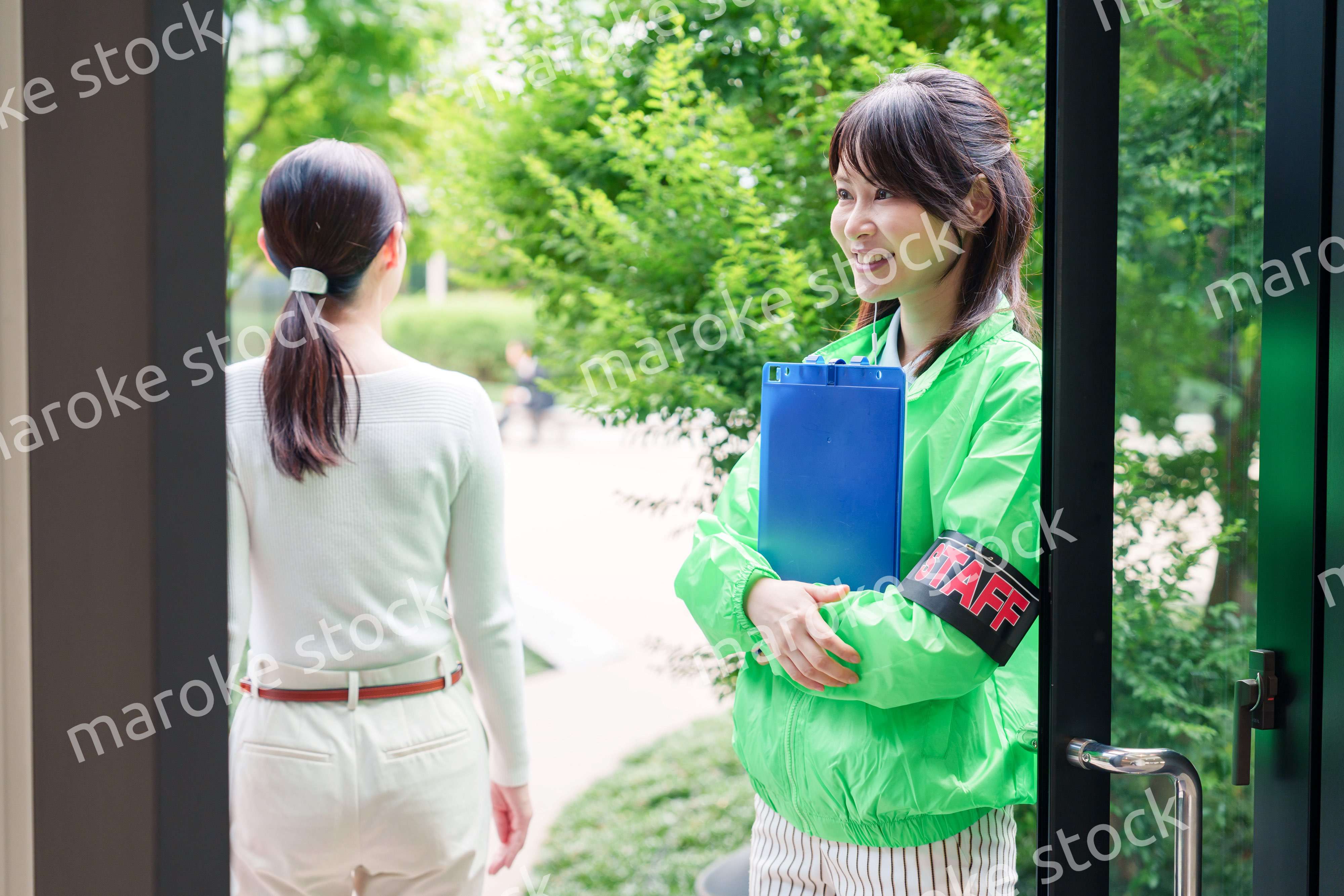 お客様を笑顔で案内するイベントスタッフ
