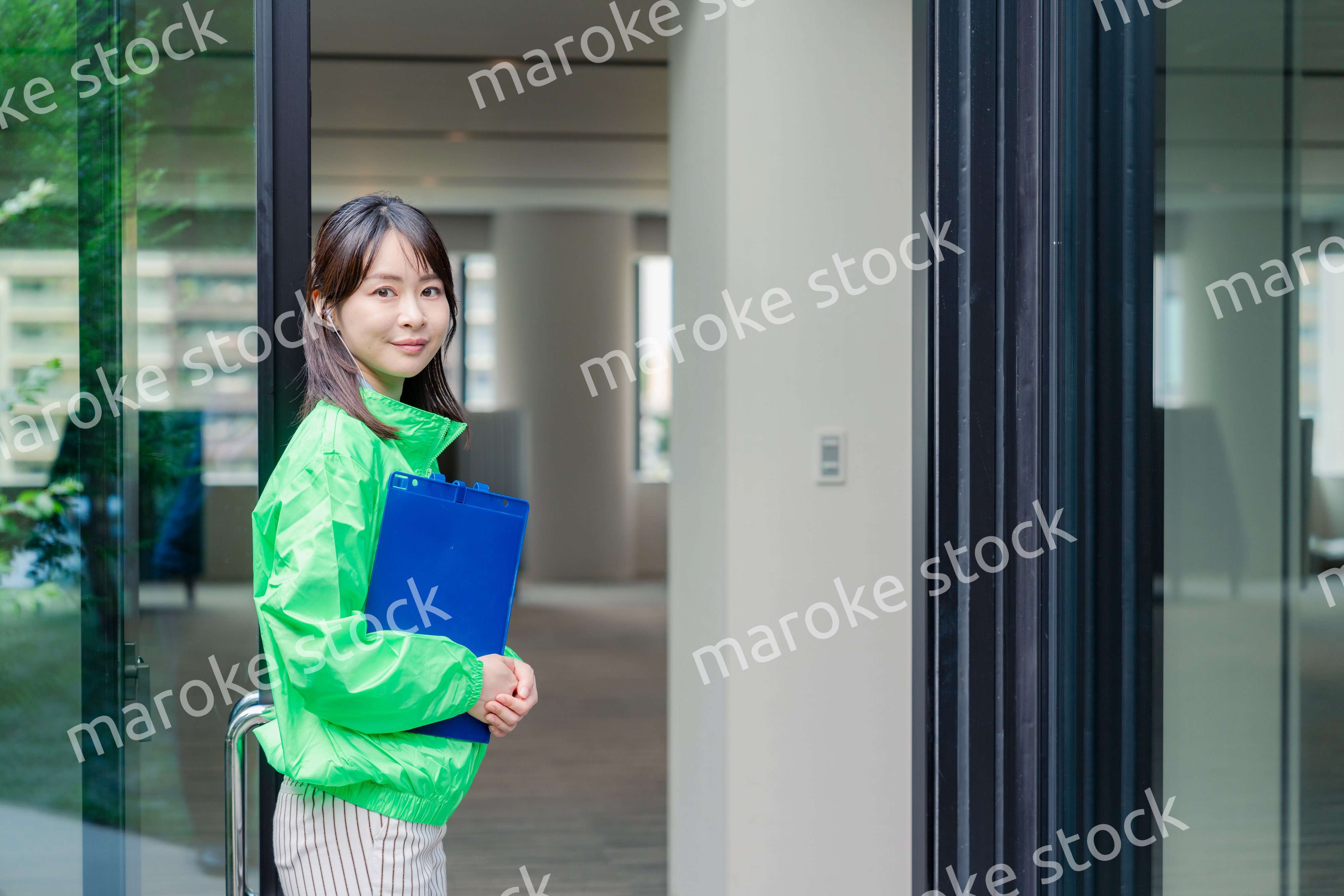 笑顔で案内をするイベントスタッフ