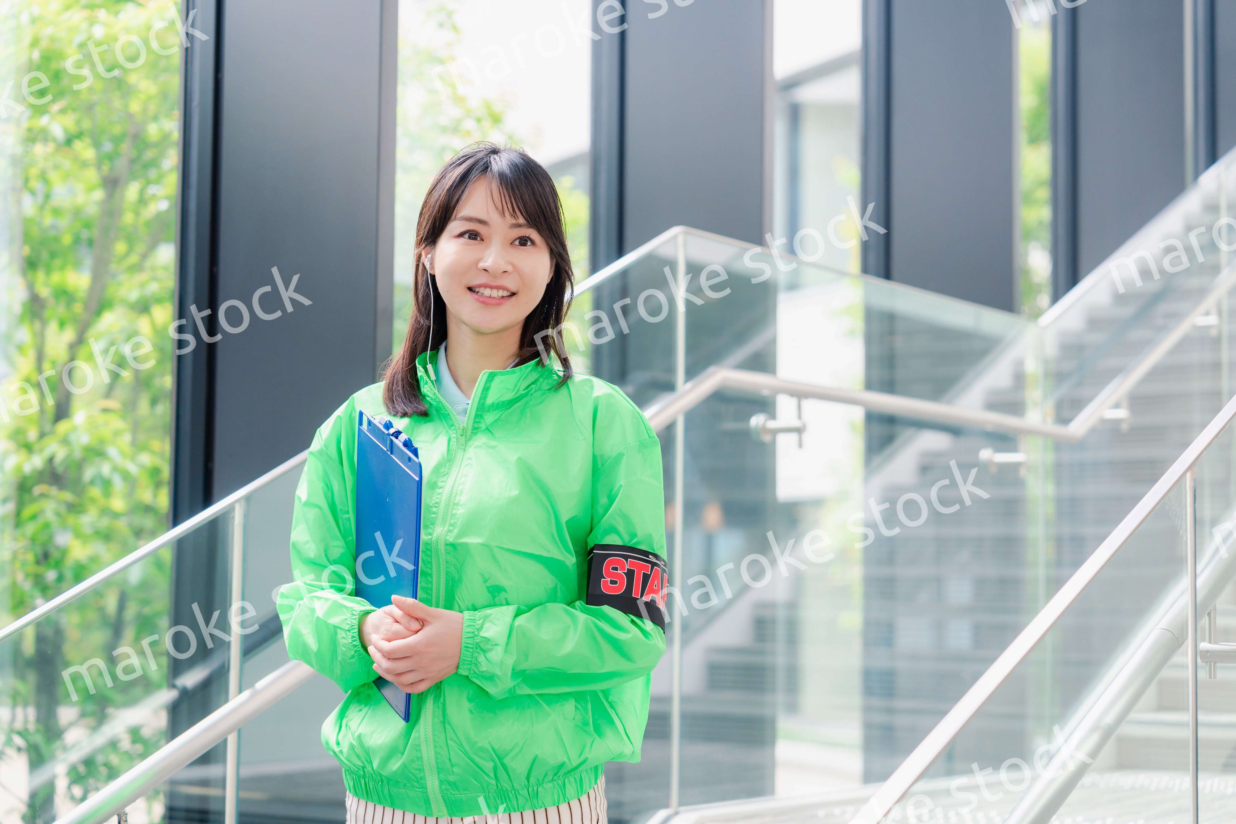 笑顔で案内をするイベントスタッフ